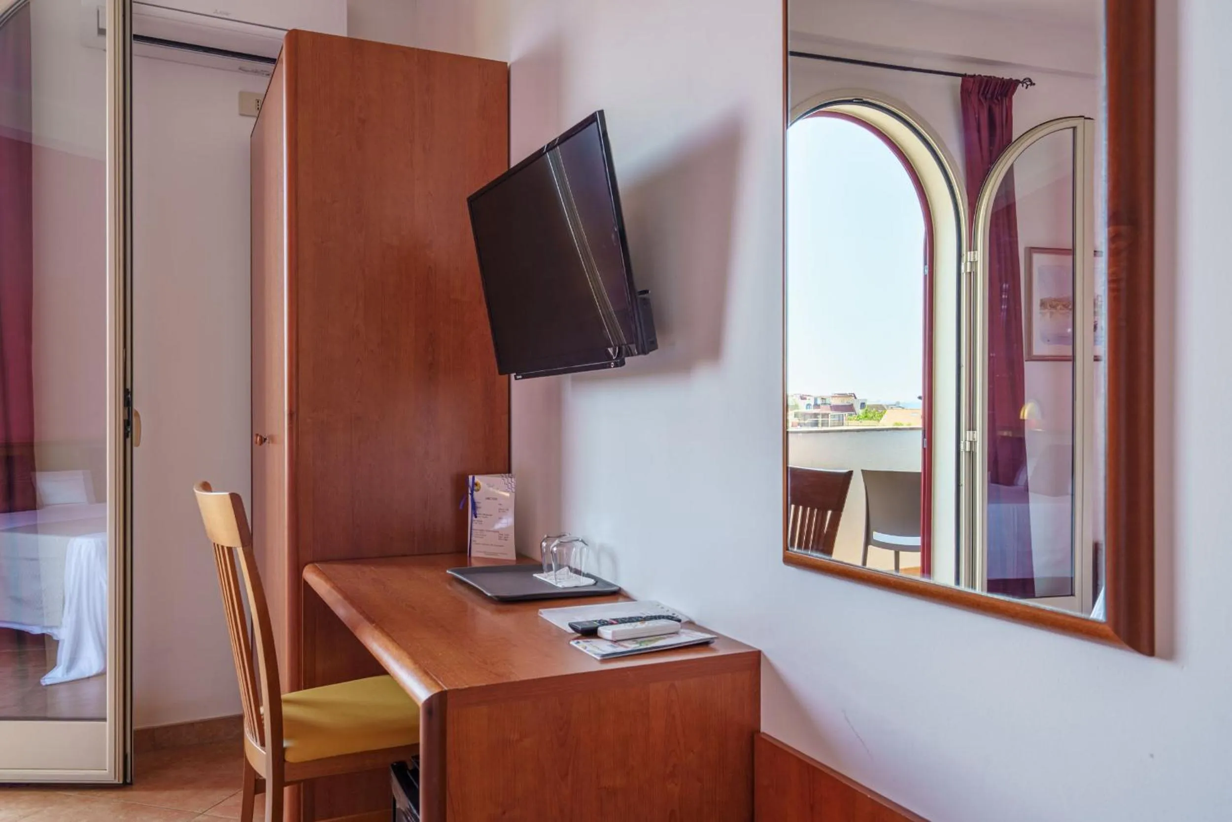 Photo of the whole room in Hotel Alexander