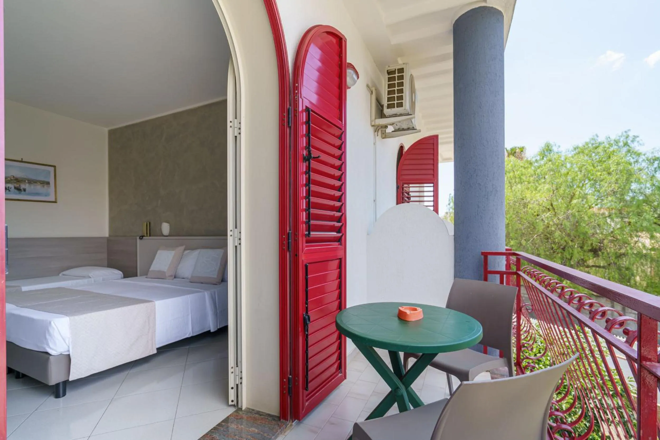 Balcony/Terrace, Bed in Hotel Alexander