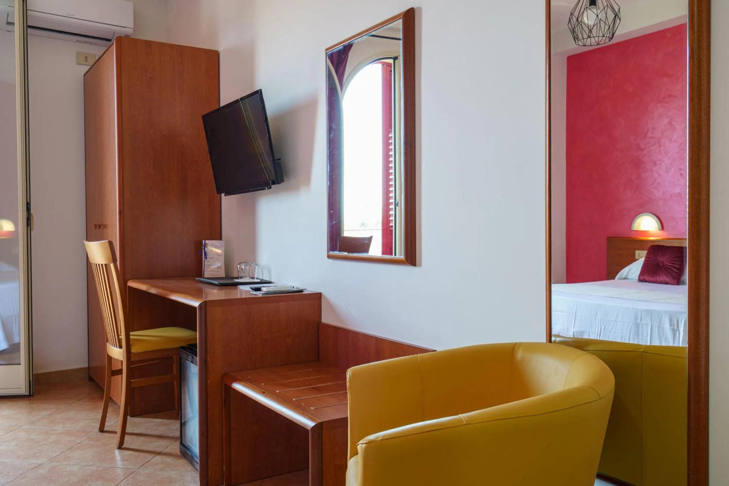 Photo of the whole room, Bed in Hotel Alexander