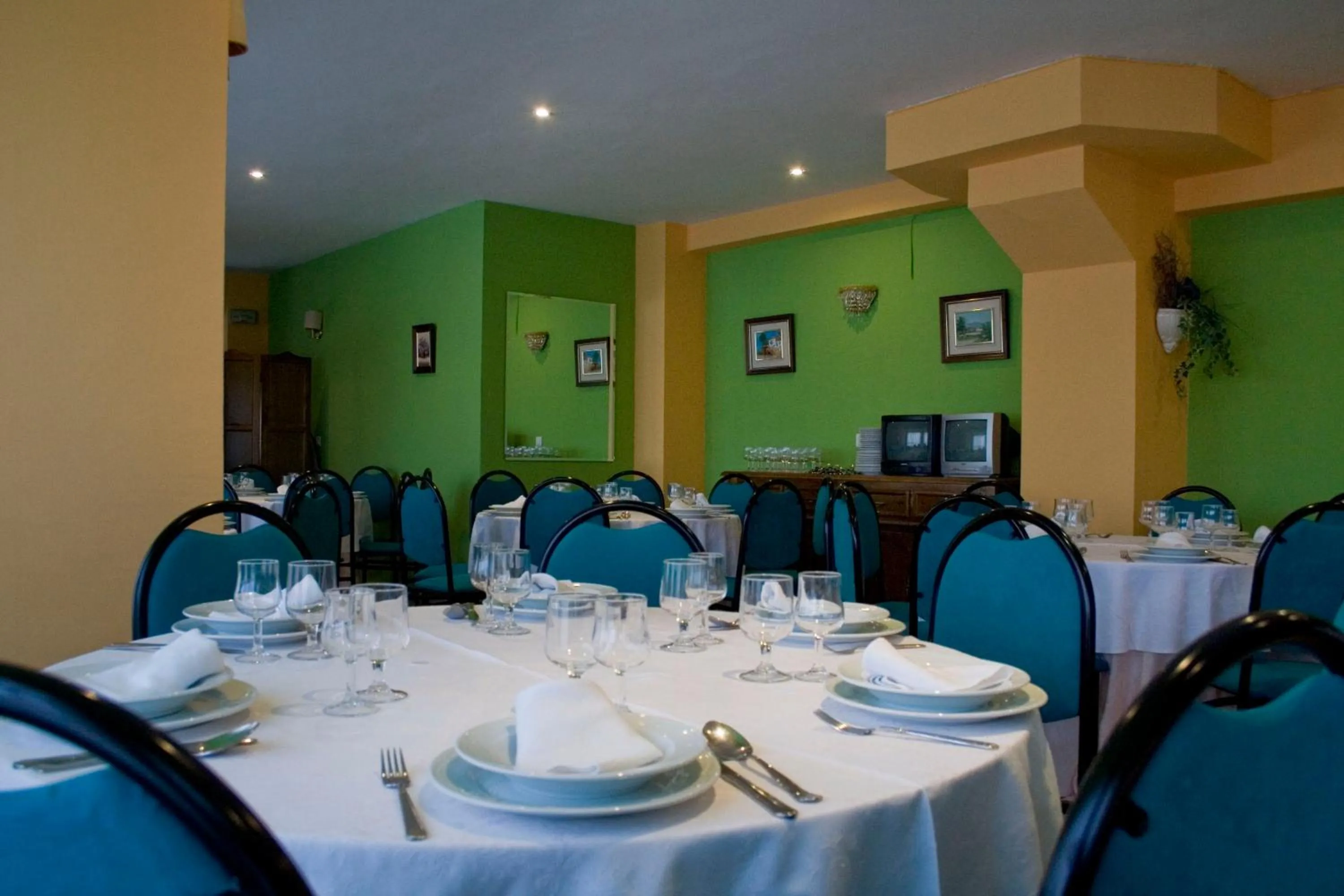Restaurant/places to eat in Hotel Perales