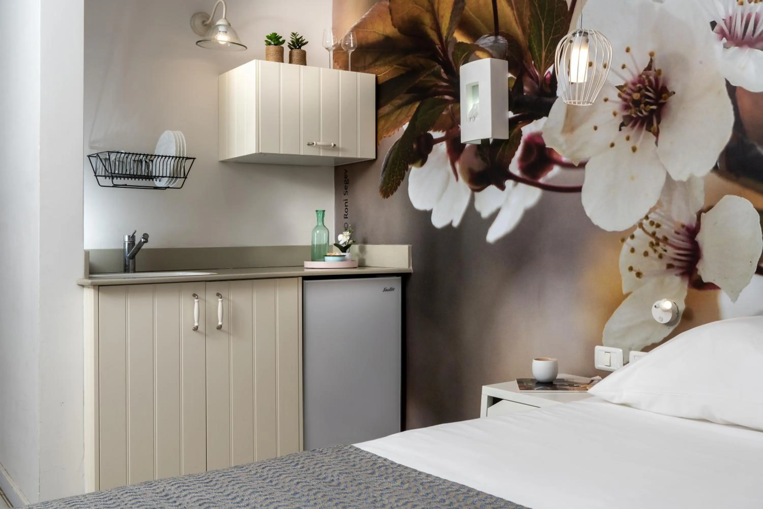 Kitchen or kitchenette, Bed in Holiday Village Kibbutz Mizra