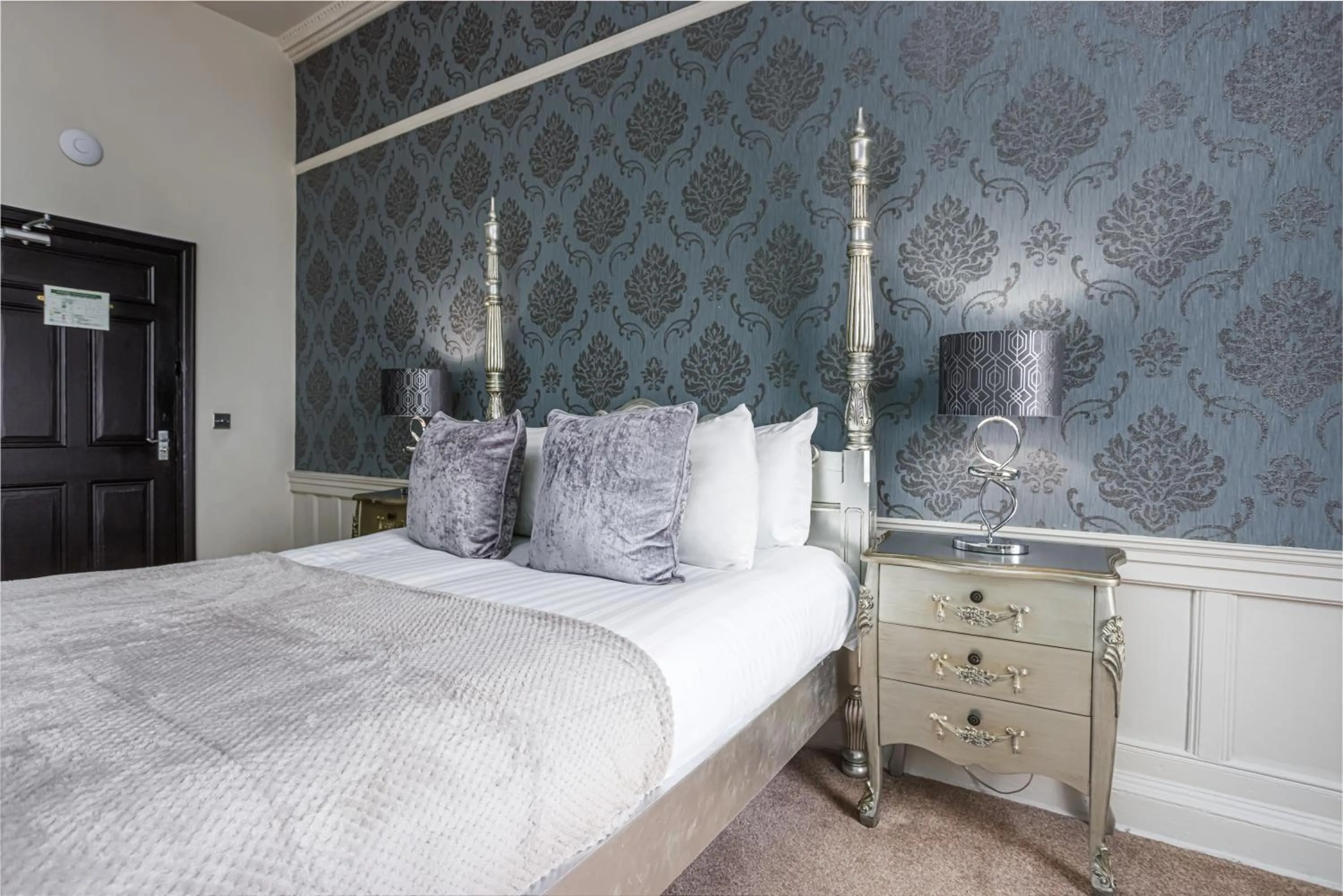 Bed in The Pied Bull