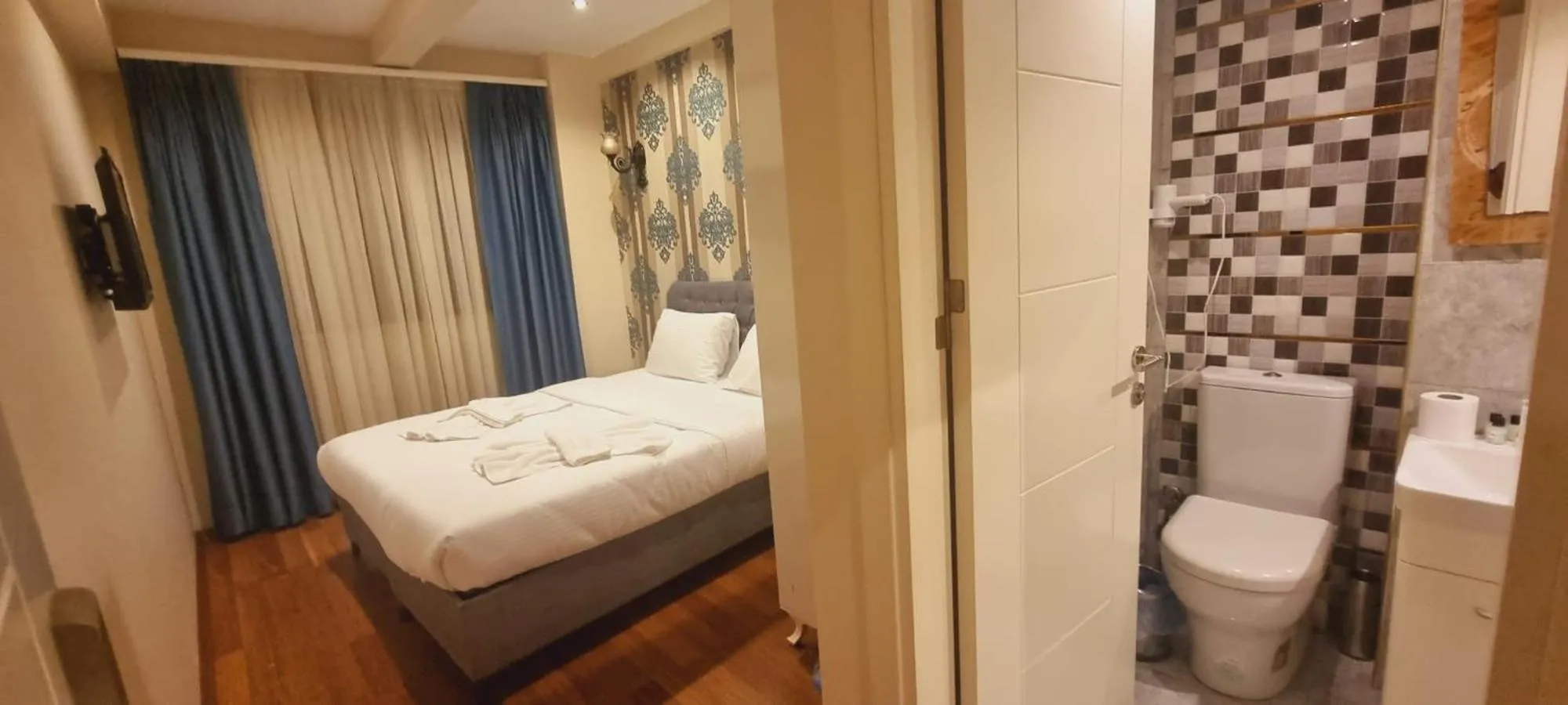 Toilet, Bed in By Historial Hotel Due