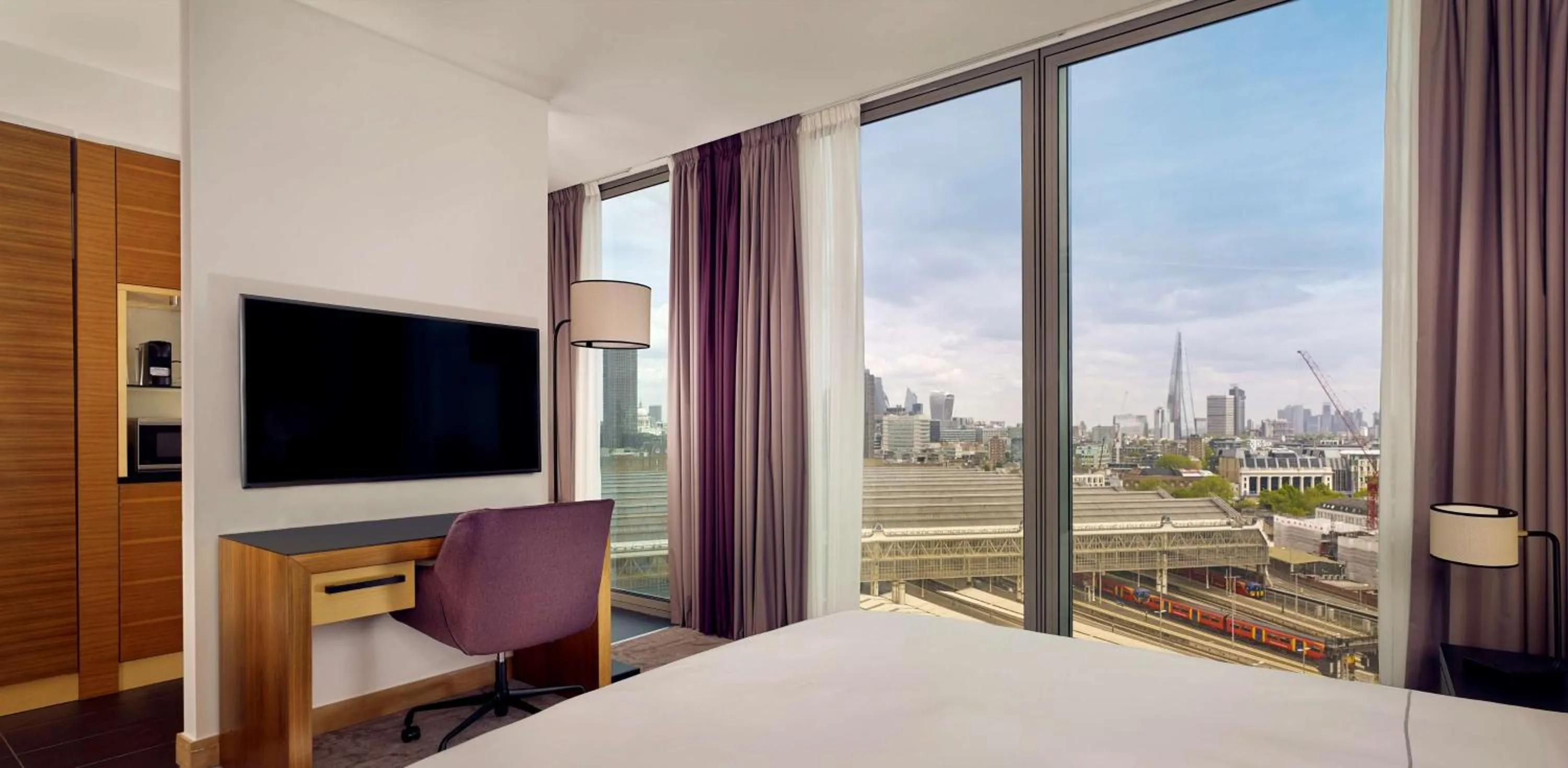 Bedroom, Bed in Park Plaza County Hall London