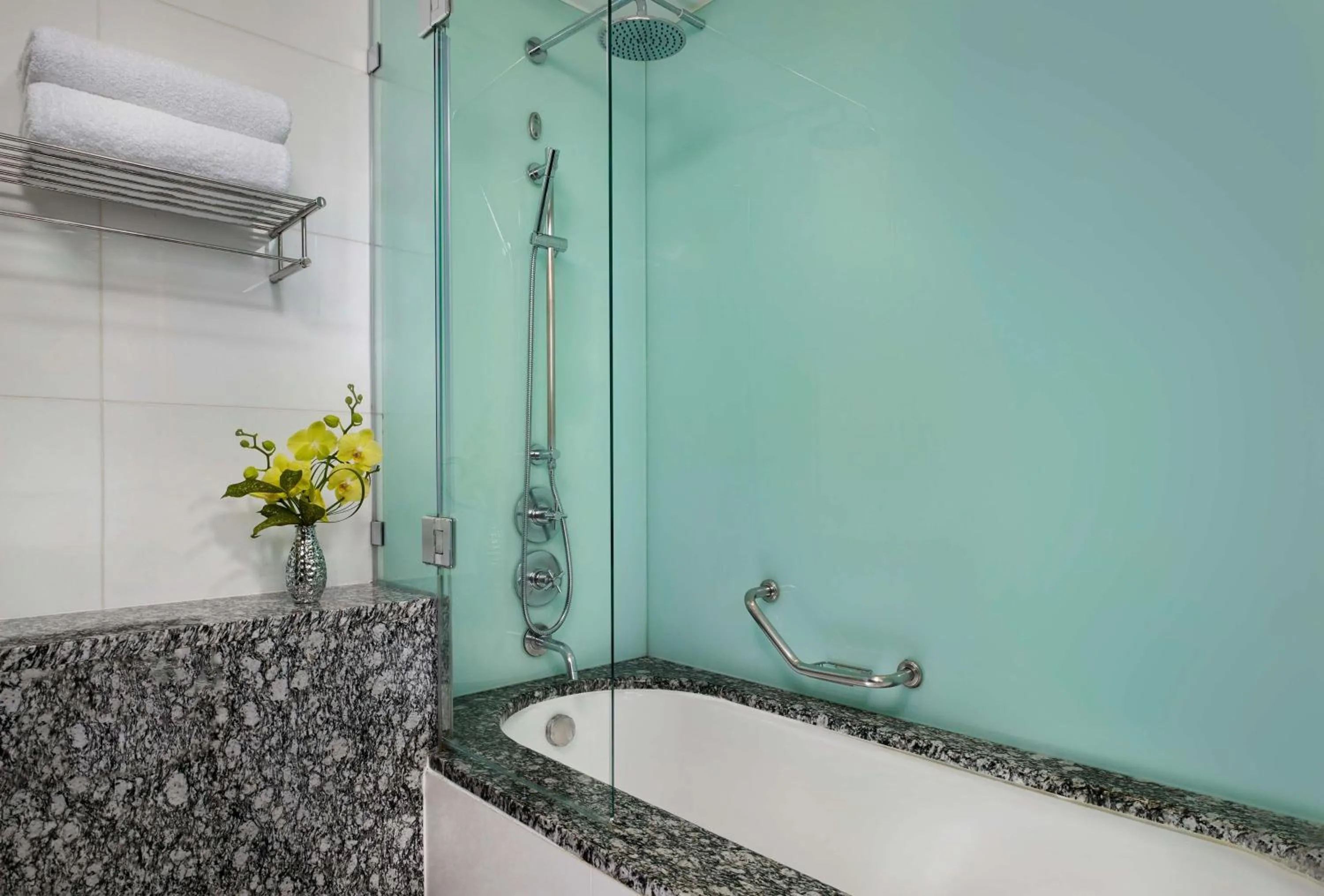 Bathroom in Park Plaza County Hall London