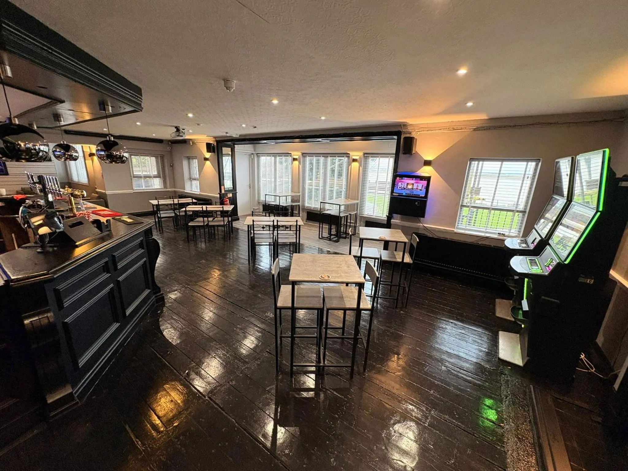 Lounge or bar in Royal Hotel, Bar & Grill