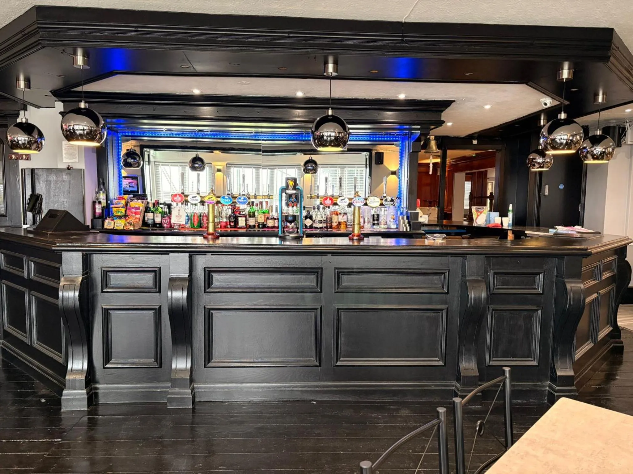 Lounge or bar in Royal Hotel, Bar & Grill