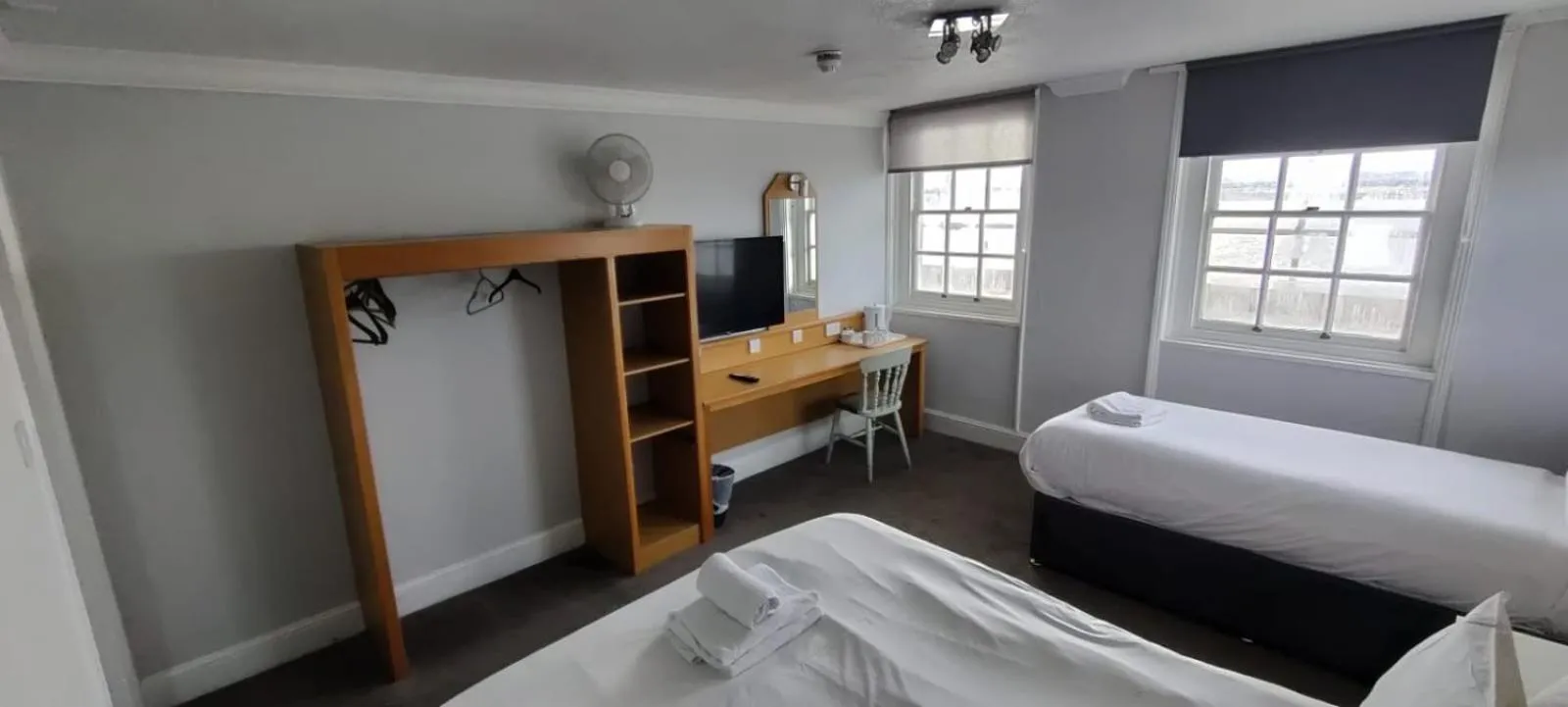 Bedroom, Bed in Royal Hotel, Bar & Grill