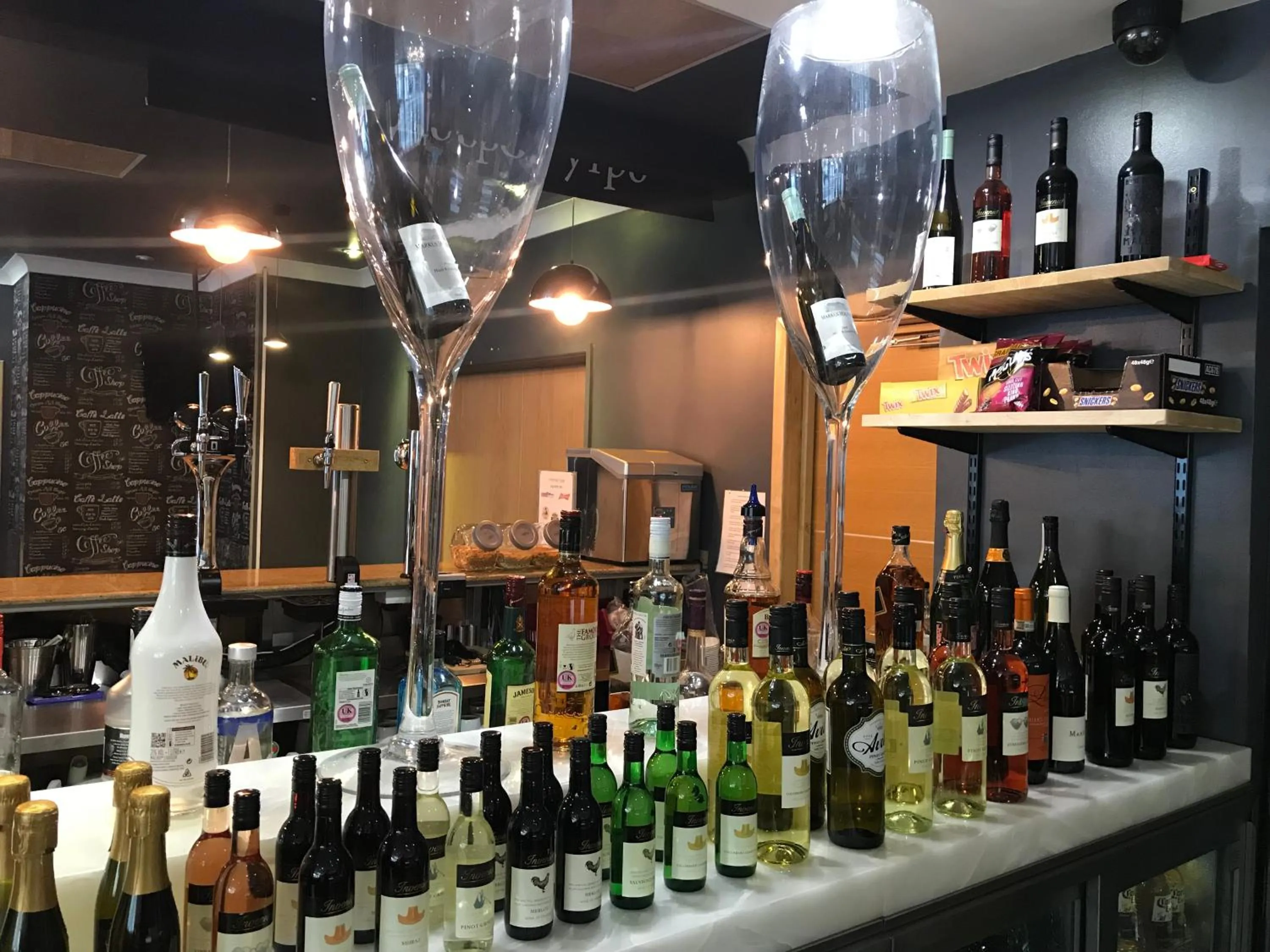 Alcoholic drinks in Eurotraveller Hotel - Premier - Tower Bridge