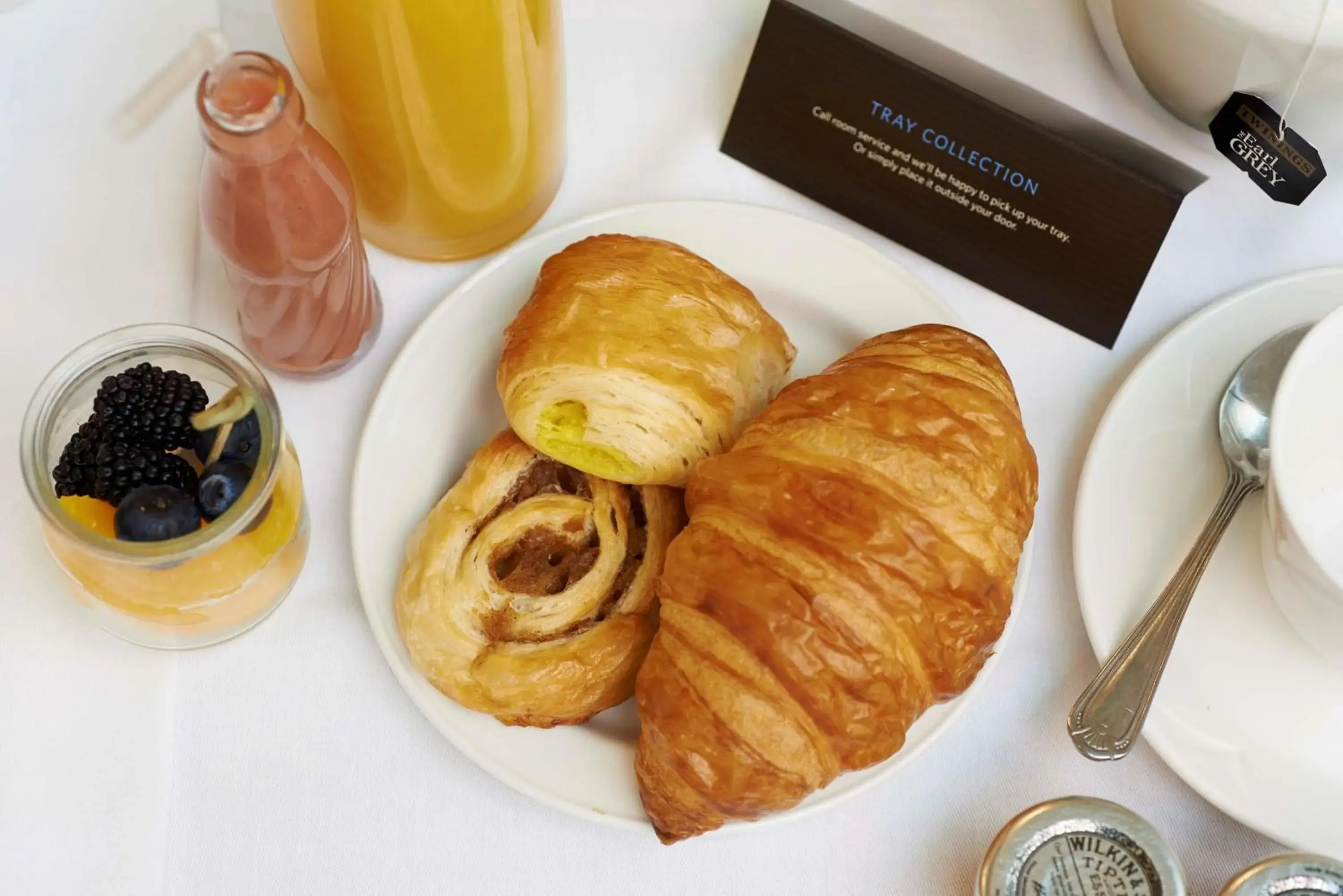 Restaurant/places to eat in The Waldorf Hilton Restaurant/places to eat in The Waldorf Hilton