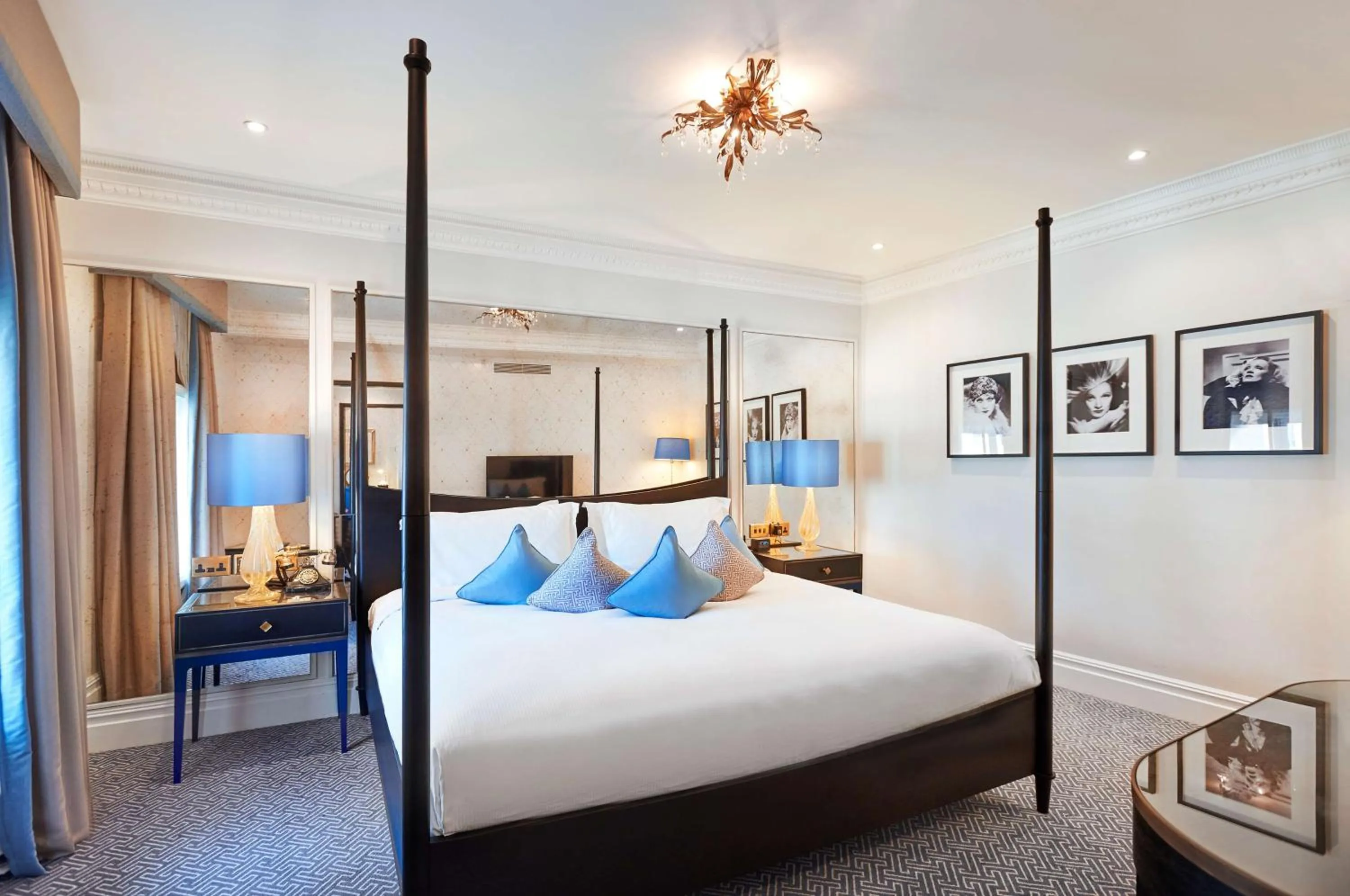 Bed in The Waldorf Hilton