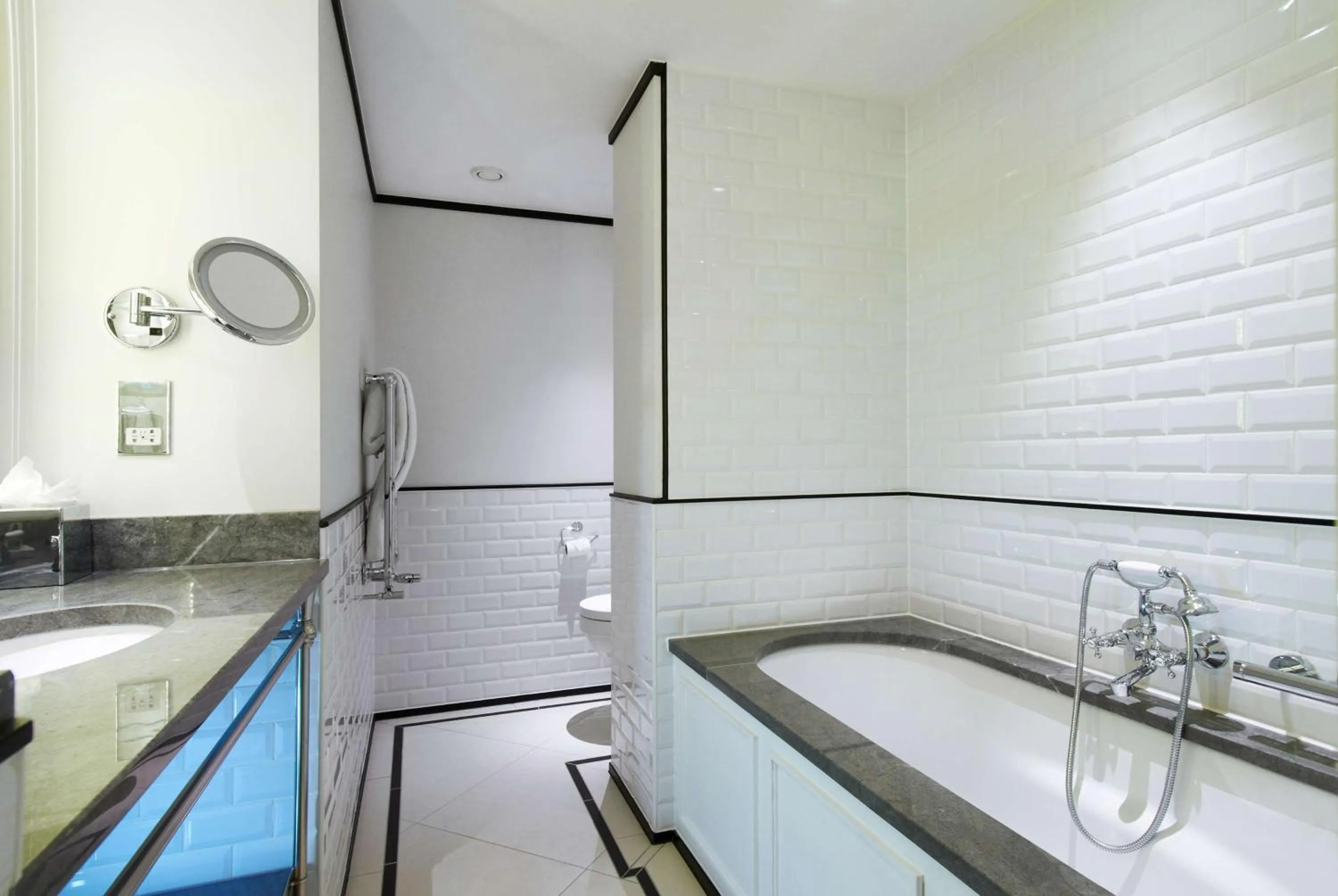 Bed in The Waldorf Hilton