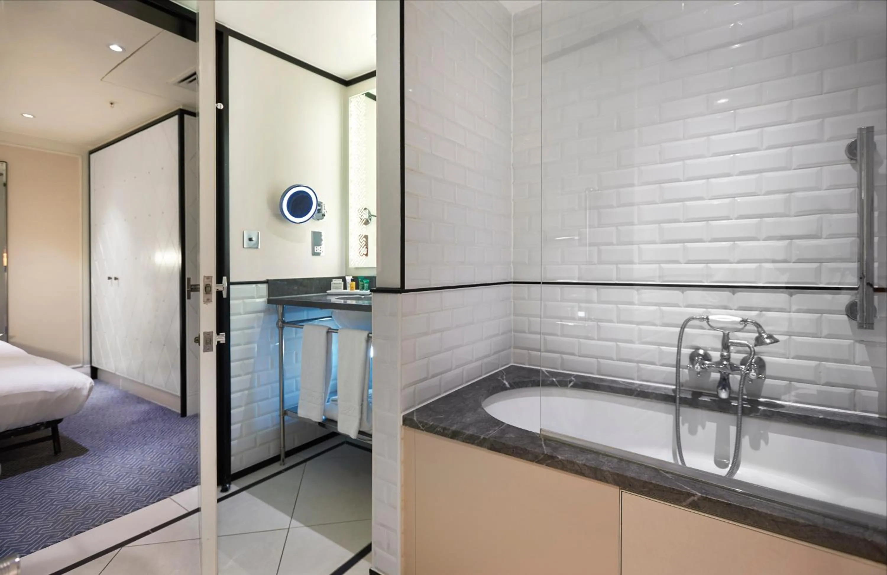 Bathroom, Bed in The Waldorf Hilton