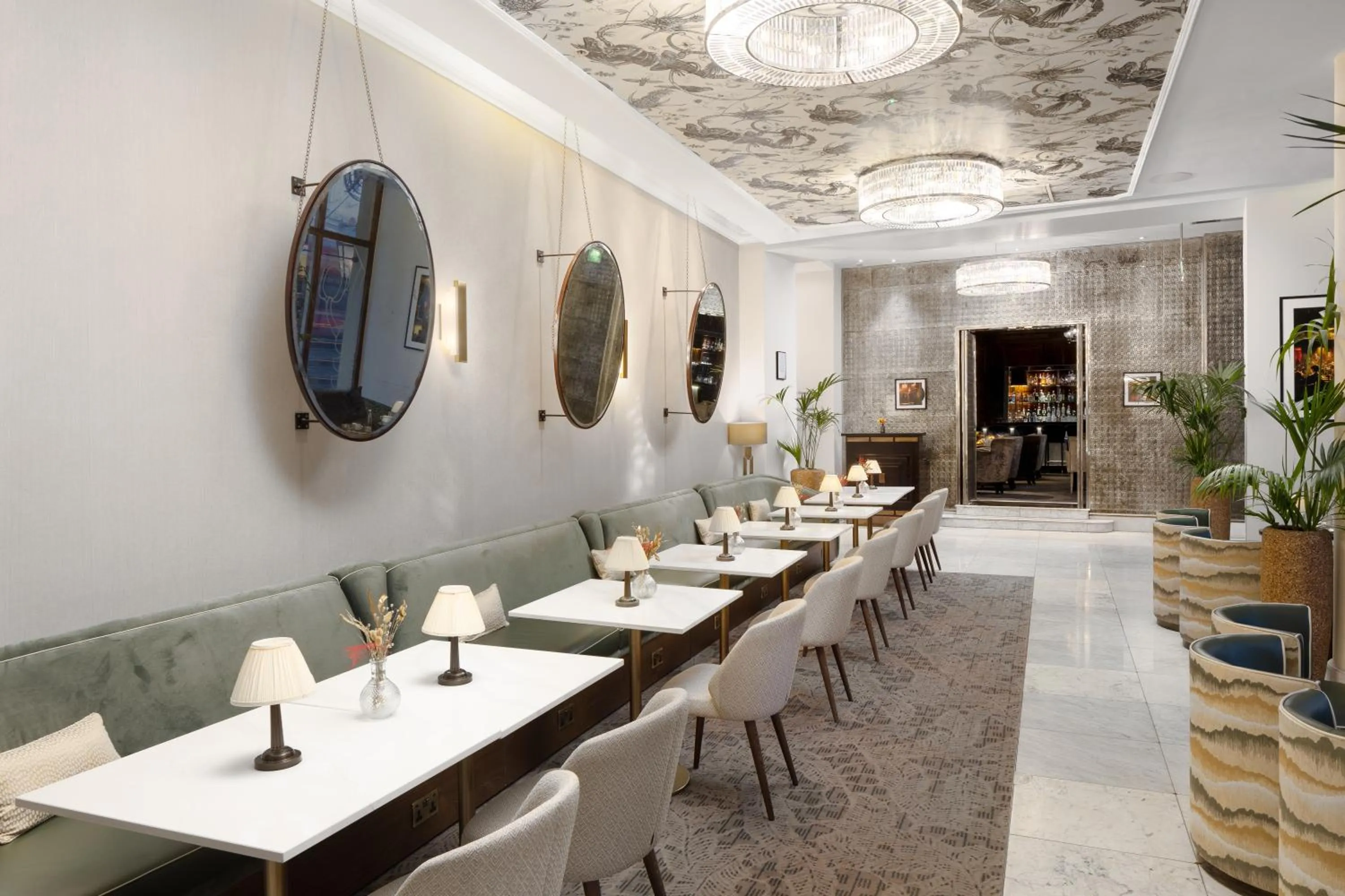Restaurant/places to eat in The Waldorf Hilton