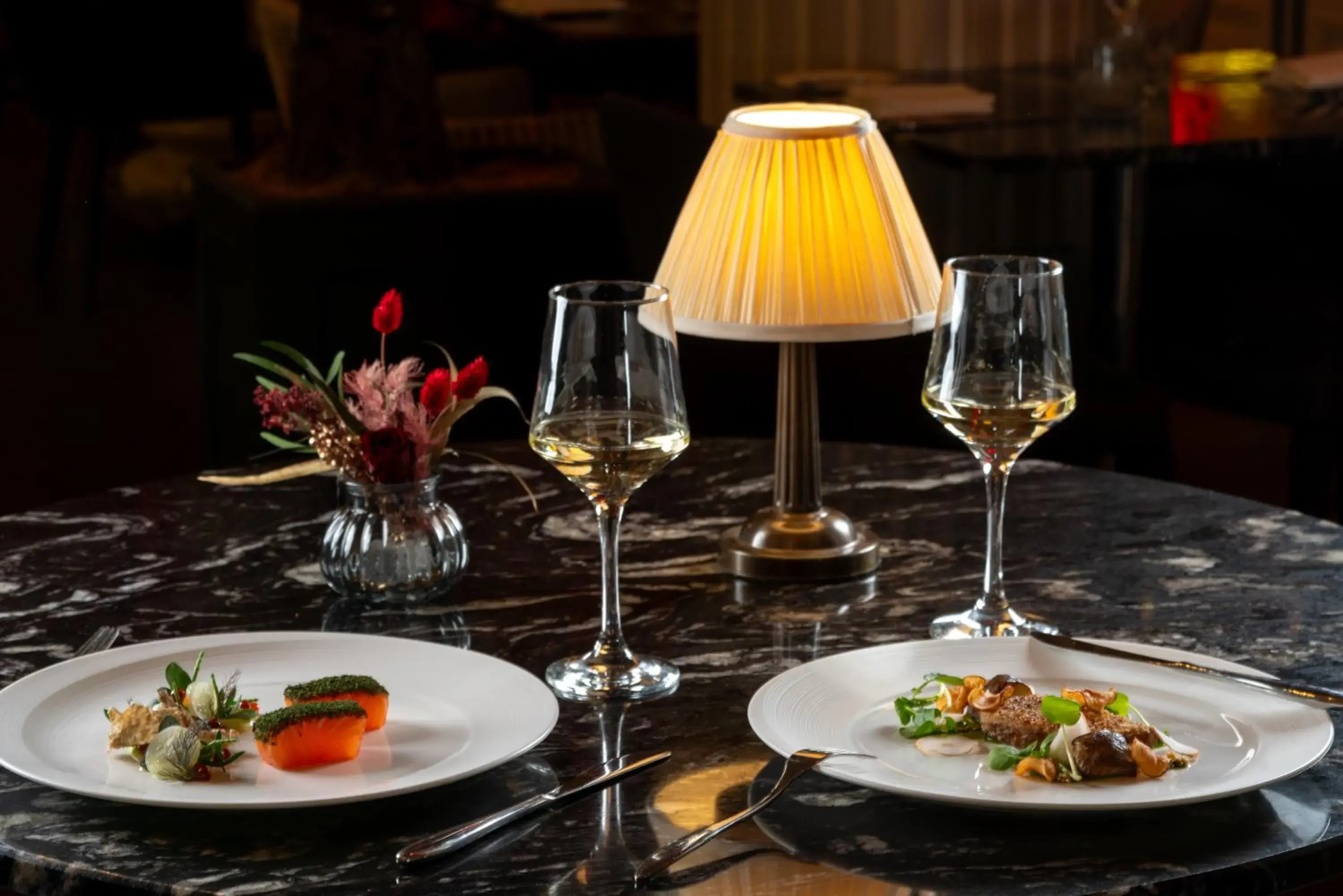 Restaurant/places to eat in The Waldorf Hilton Restaurant/places to eat in The Waldorf Hilton