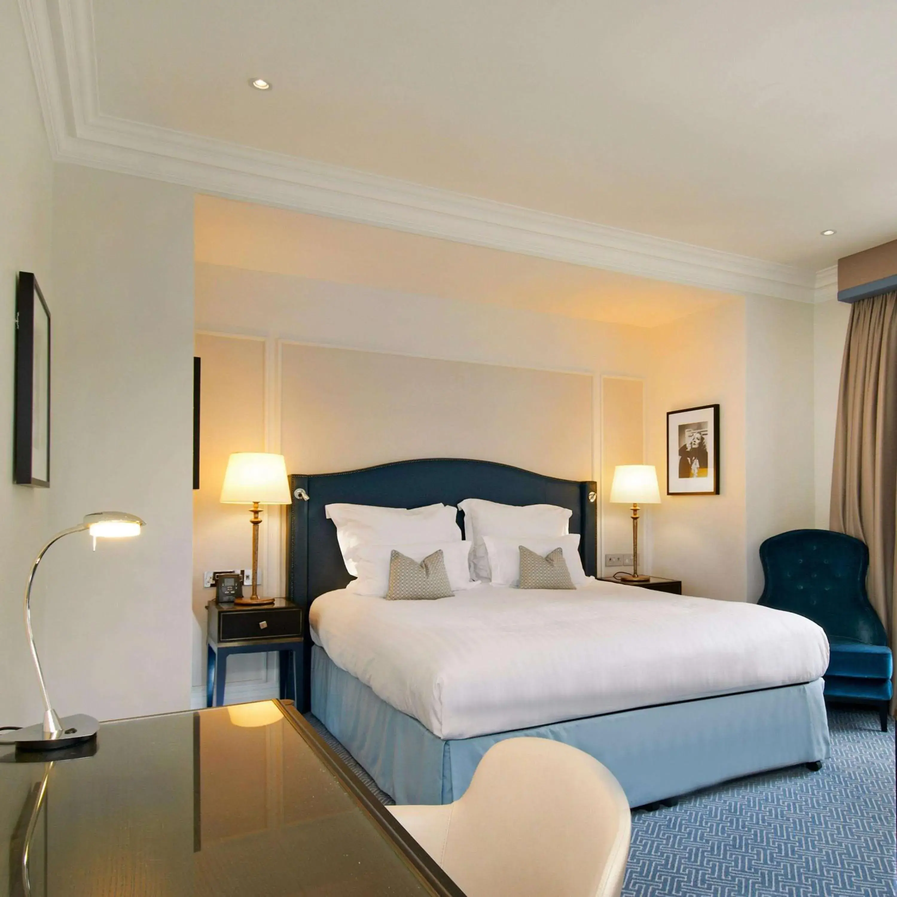 Bed in The Waldorf Hilton Bed in The Waldorf Hilton