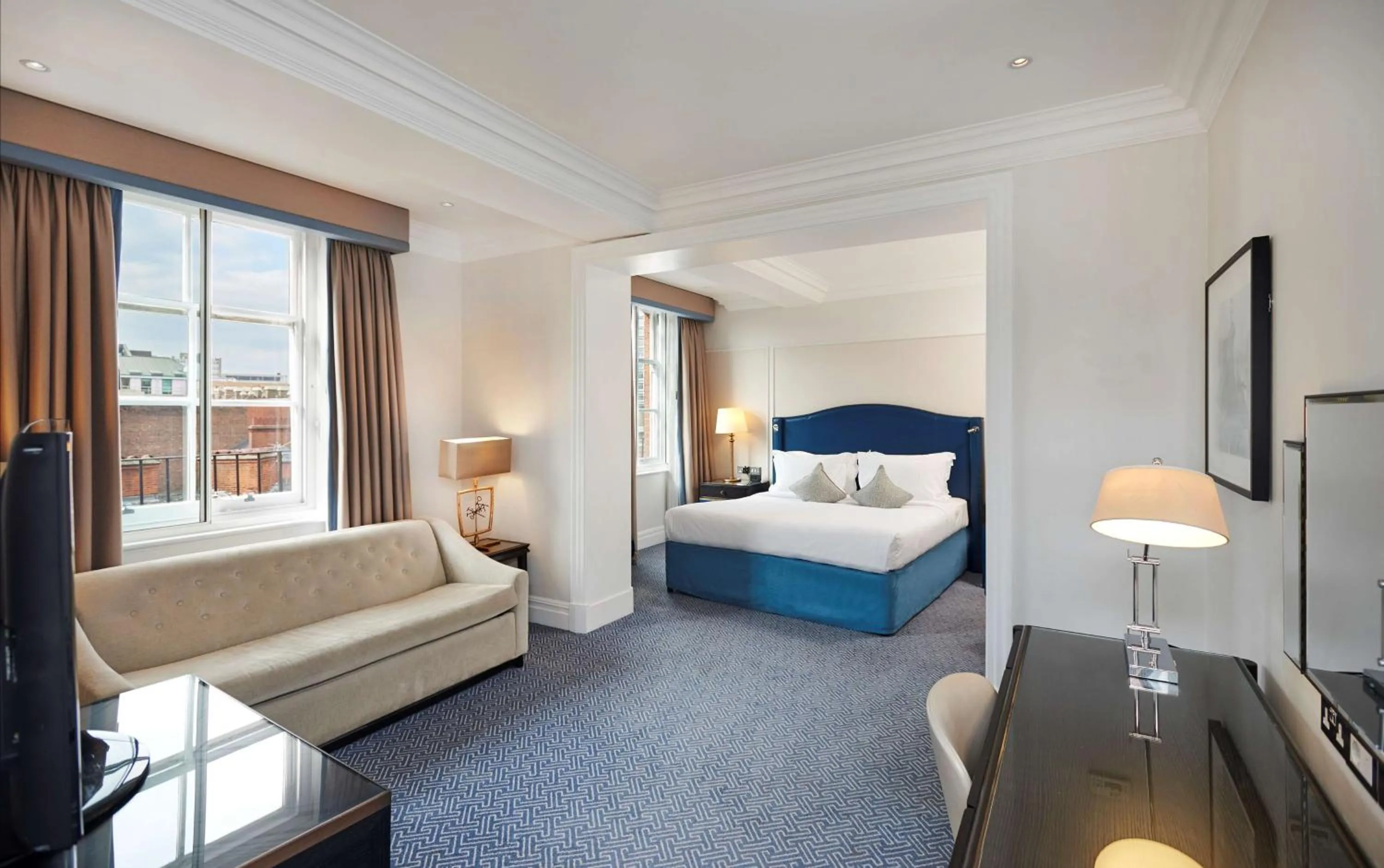 Living room, Bed in The Waldorf Hilton