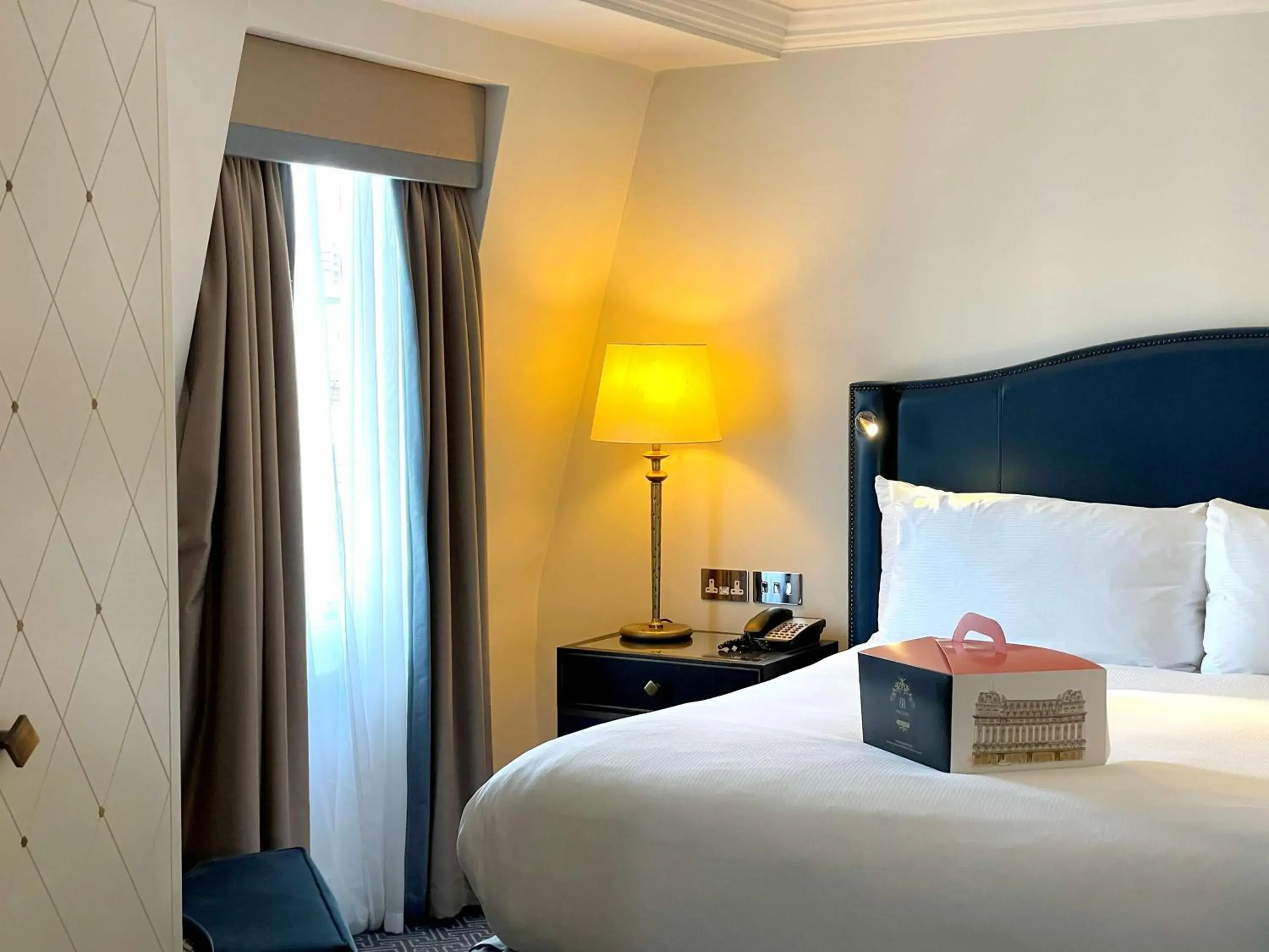 Bed in The Waldorf Hilton Bed in The Waldorf Hilton