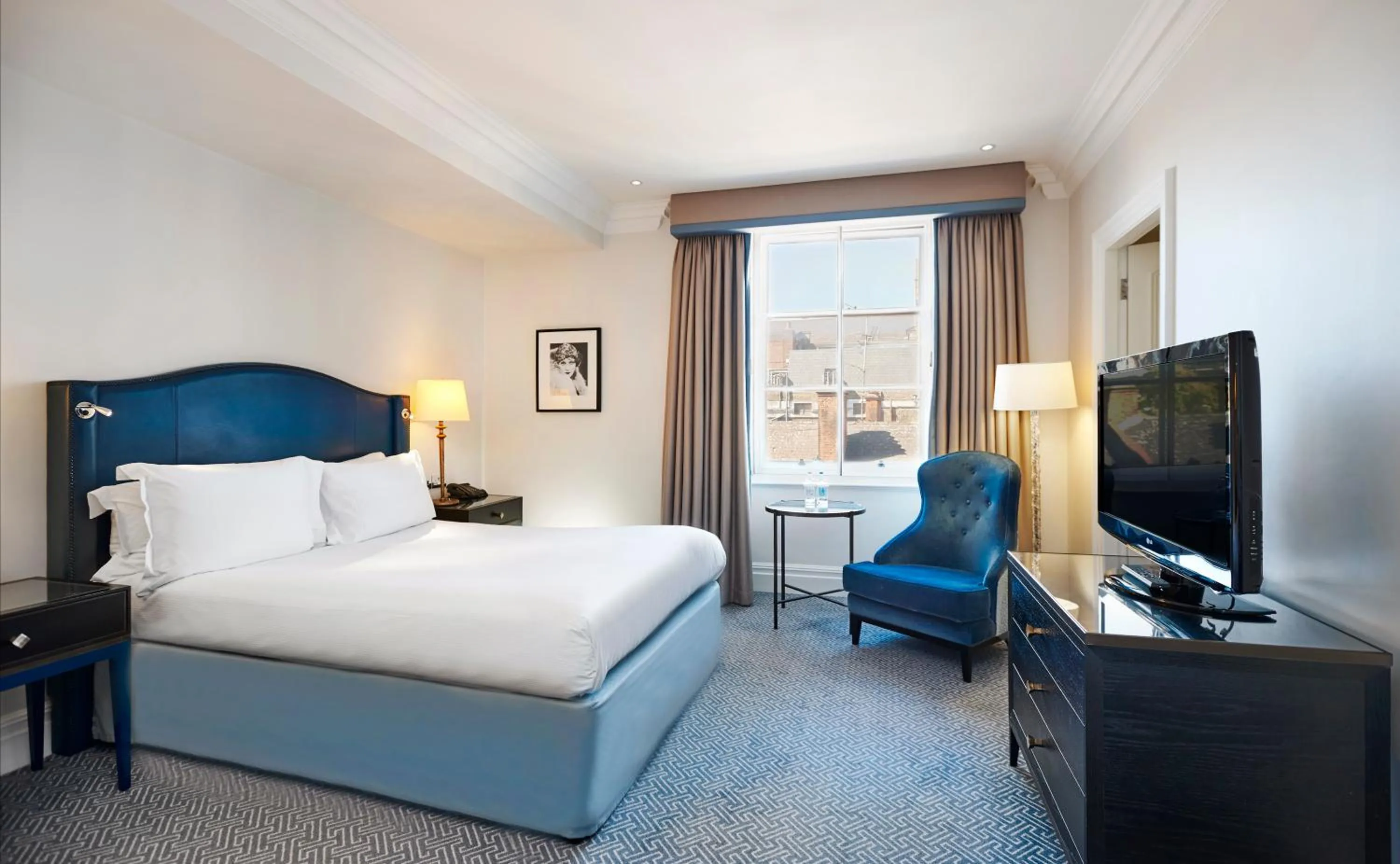 Bedroom, Bed in The Waldorf Hilton