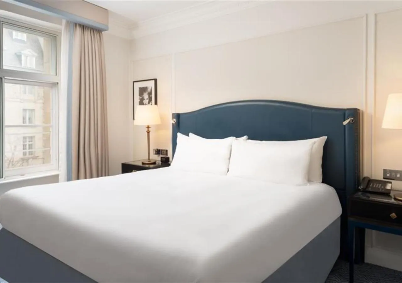 Bed in The Waldorf Hilton