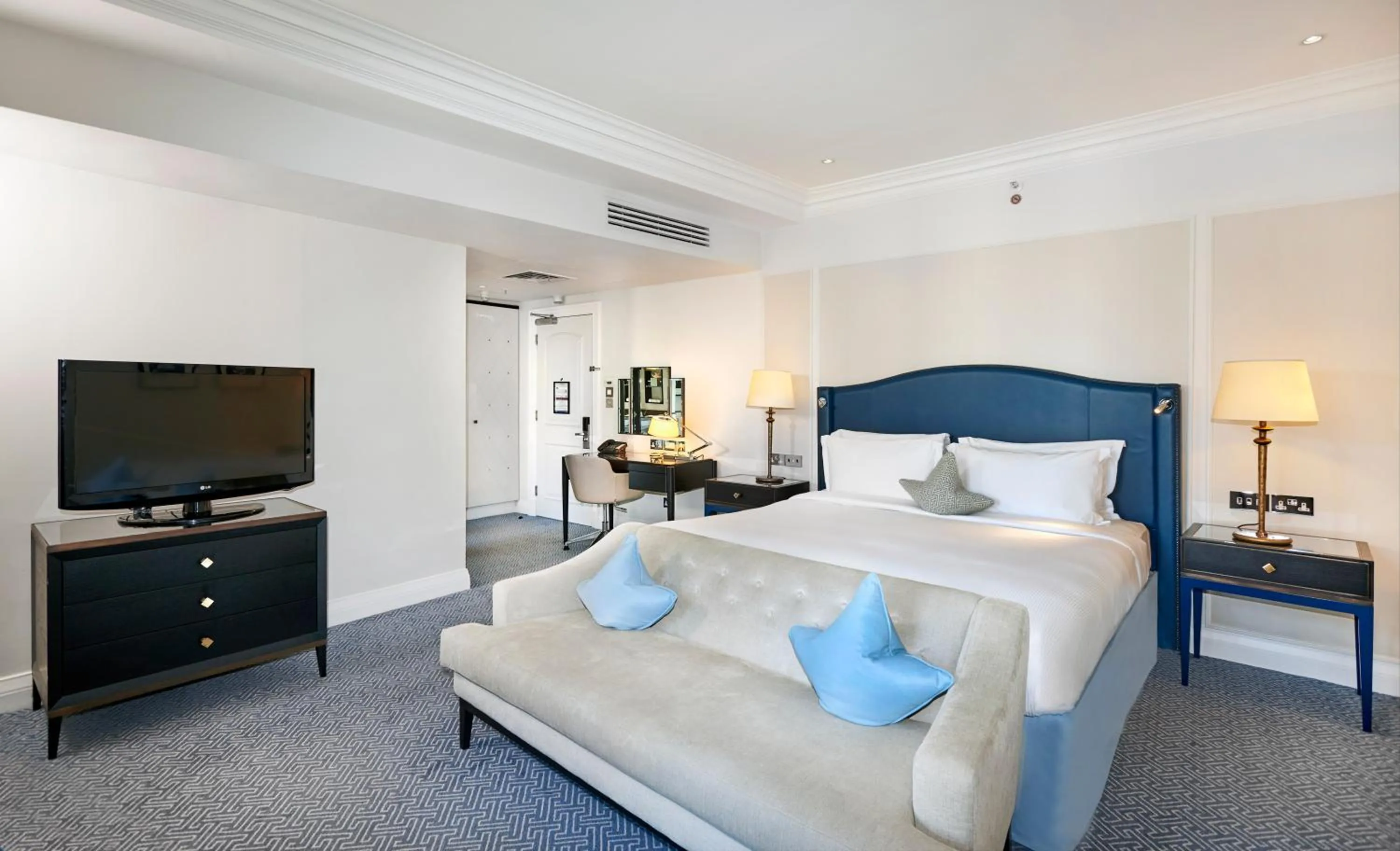 Bedroom, Bed in The Waldorf Hilton