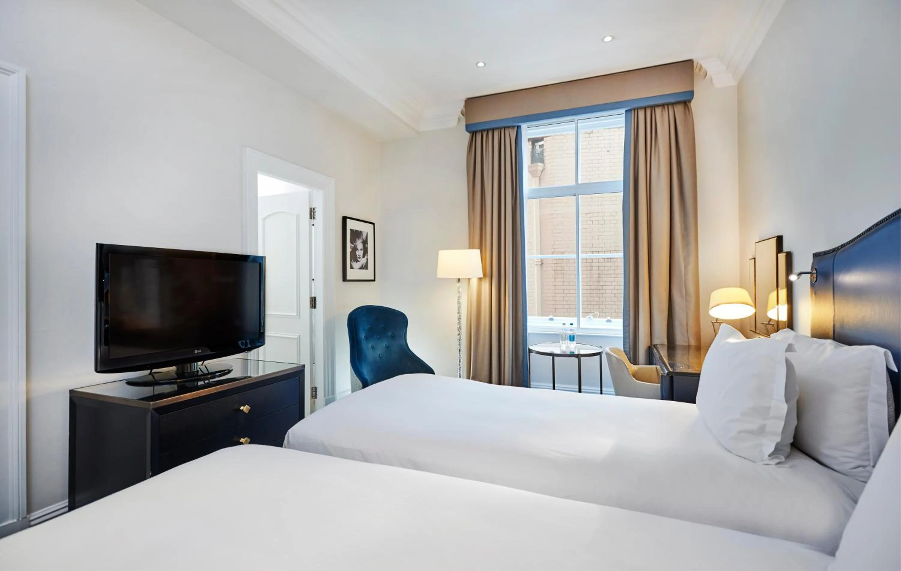 Bed in The Waldorf Hilton