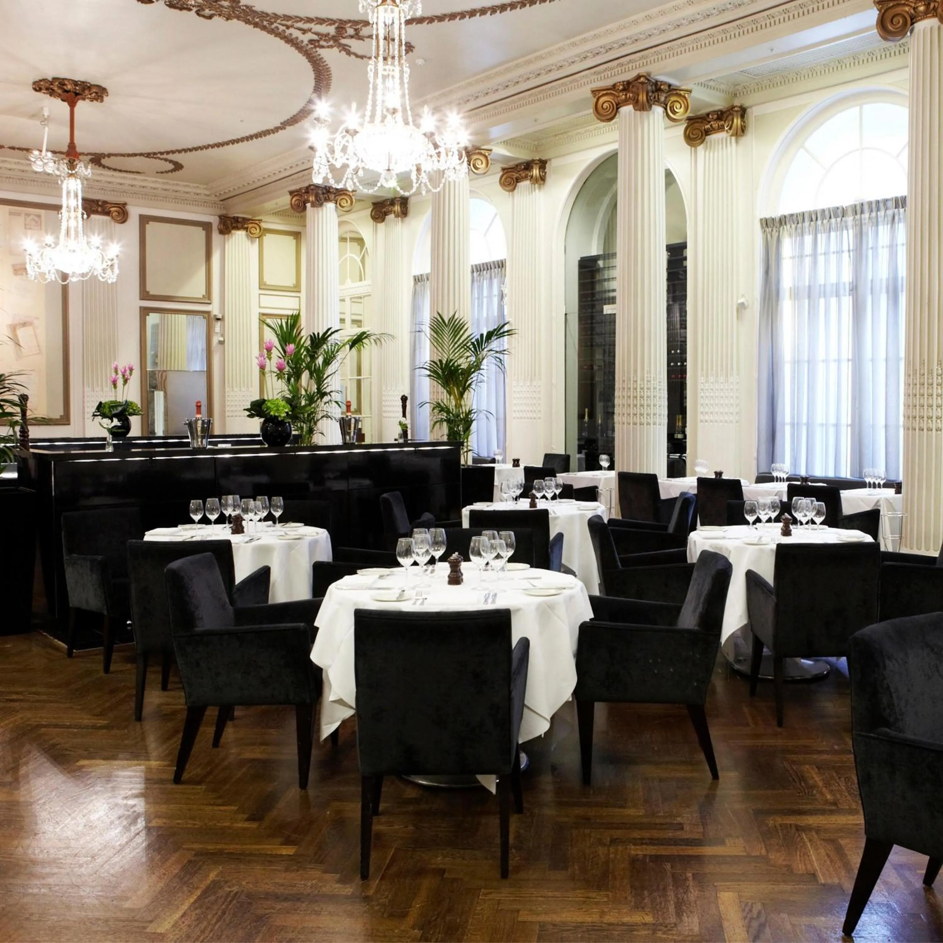 Restaurant/places to eat in The Waldorf Hilton