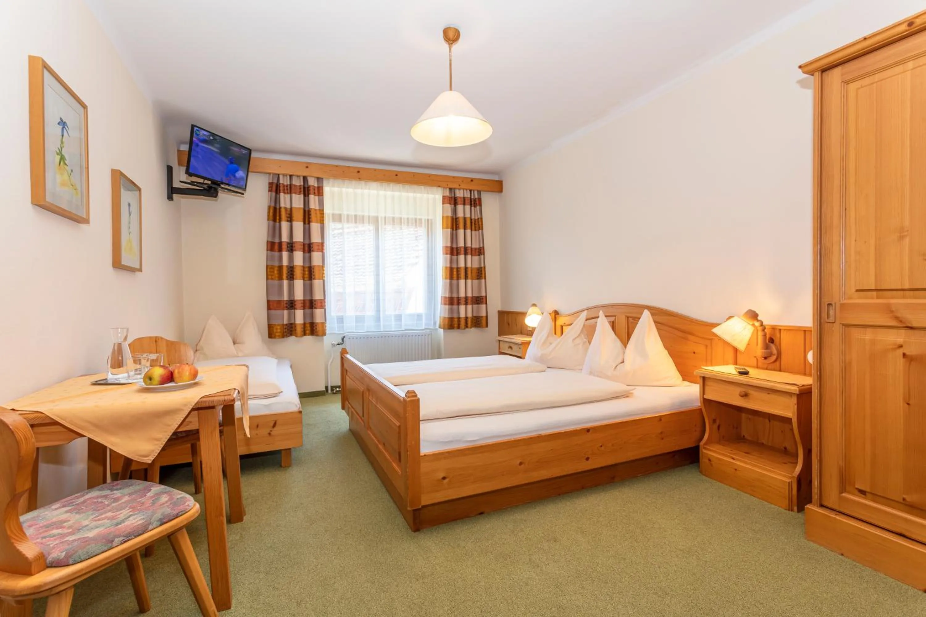 Photo of the whole room, Bed in Der Graggober