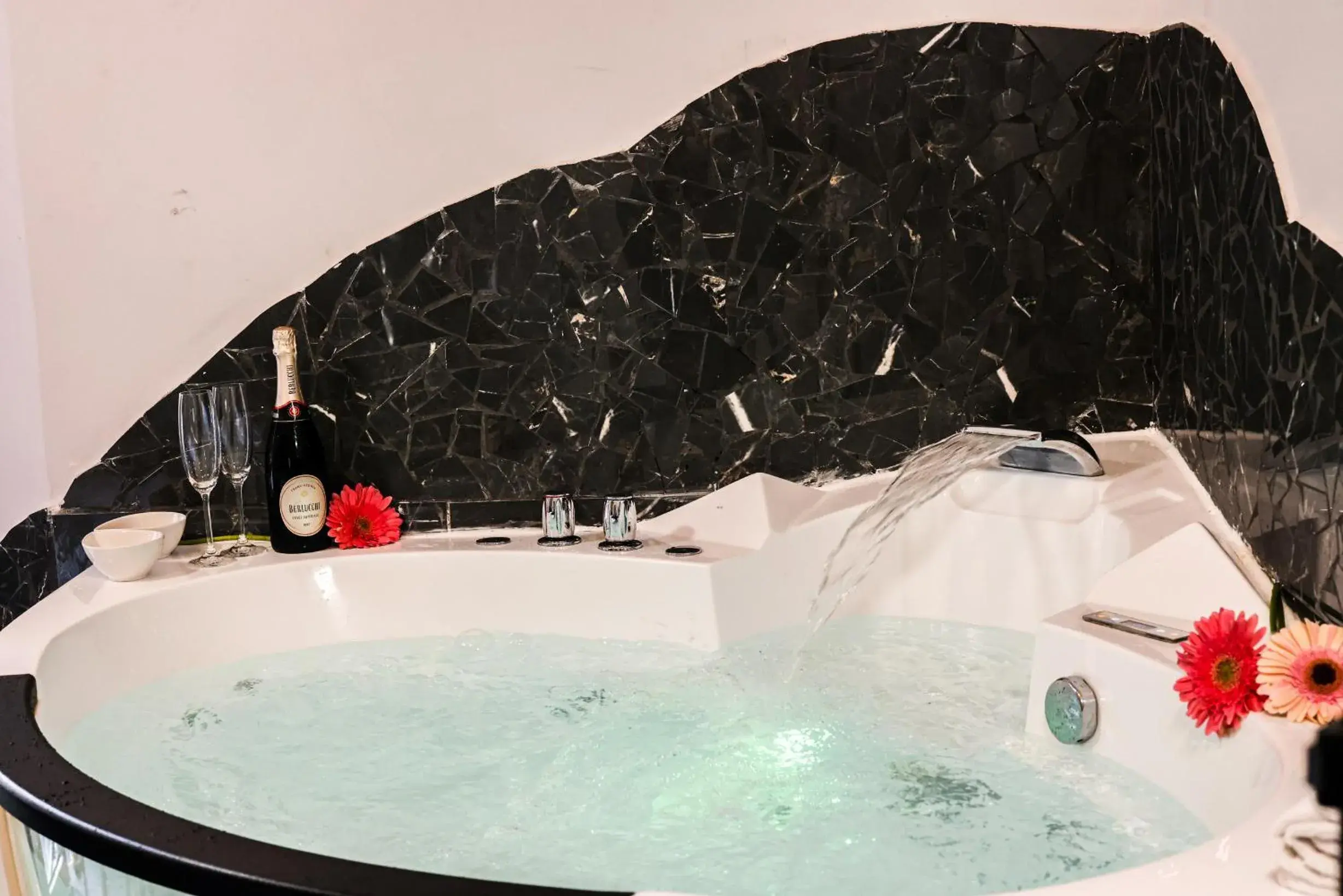 Queen Suite with Spa Bath in Comfort Zone Naples Queen Suite with Spa Bath in Comfort Zone Naples