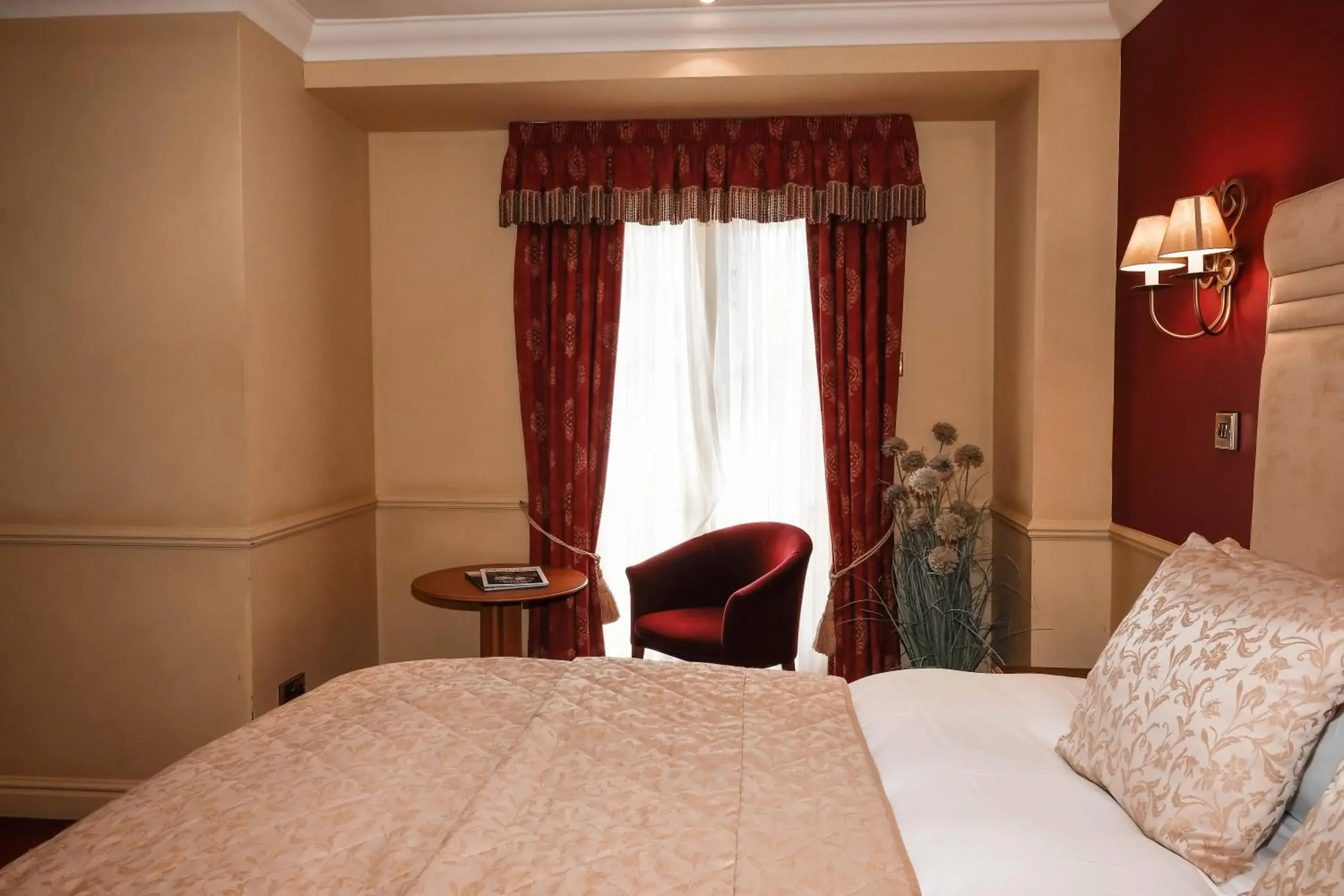Deluxe Queen Room in York Pavilion Hotel, Sure Hotel Collection by Best Western Deluxe Queen Room in York Pavilion Hotel, Sure Hotel Collection by Best Western