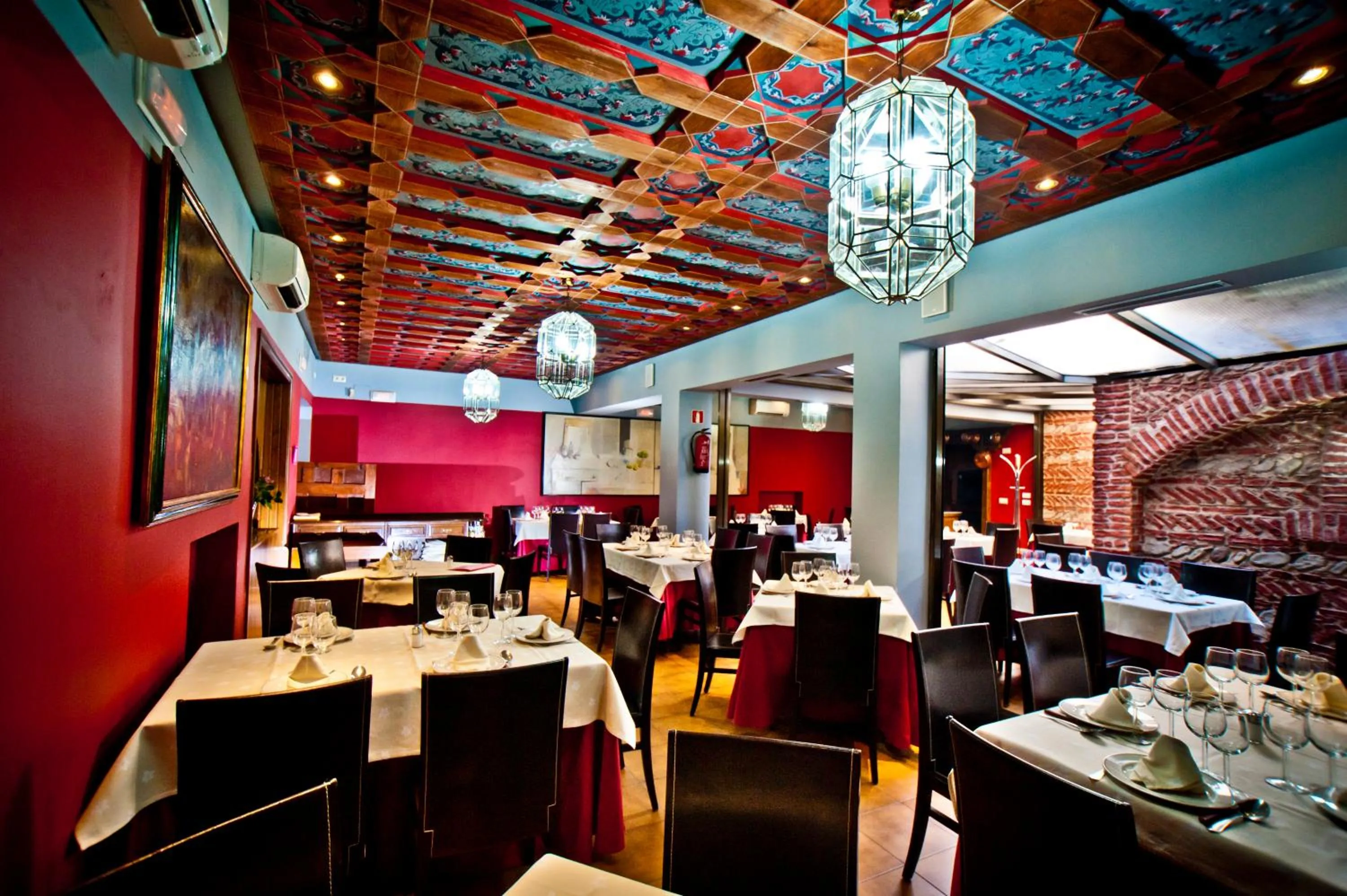 Restaurant/places to eat in Hotel Condes de Castilla