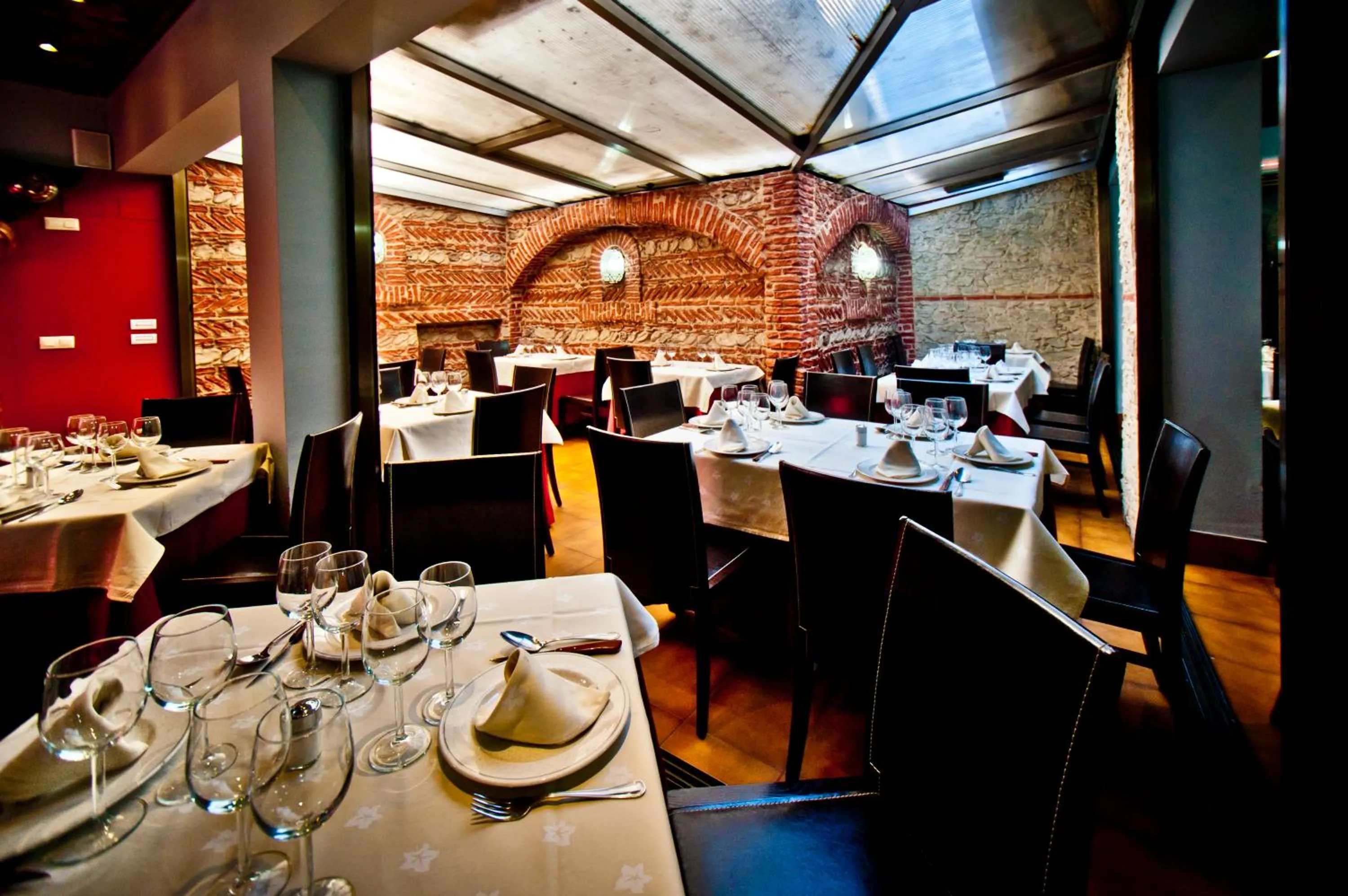 Restaurant/places to eat in Hotel Condes de Castilla