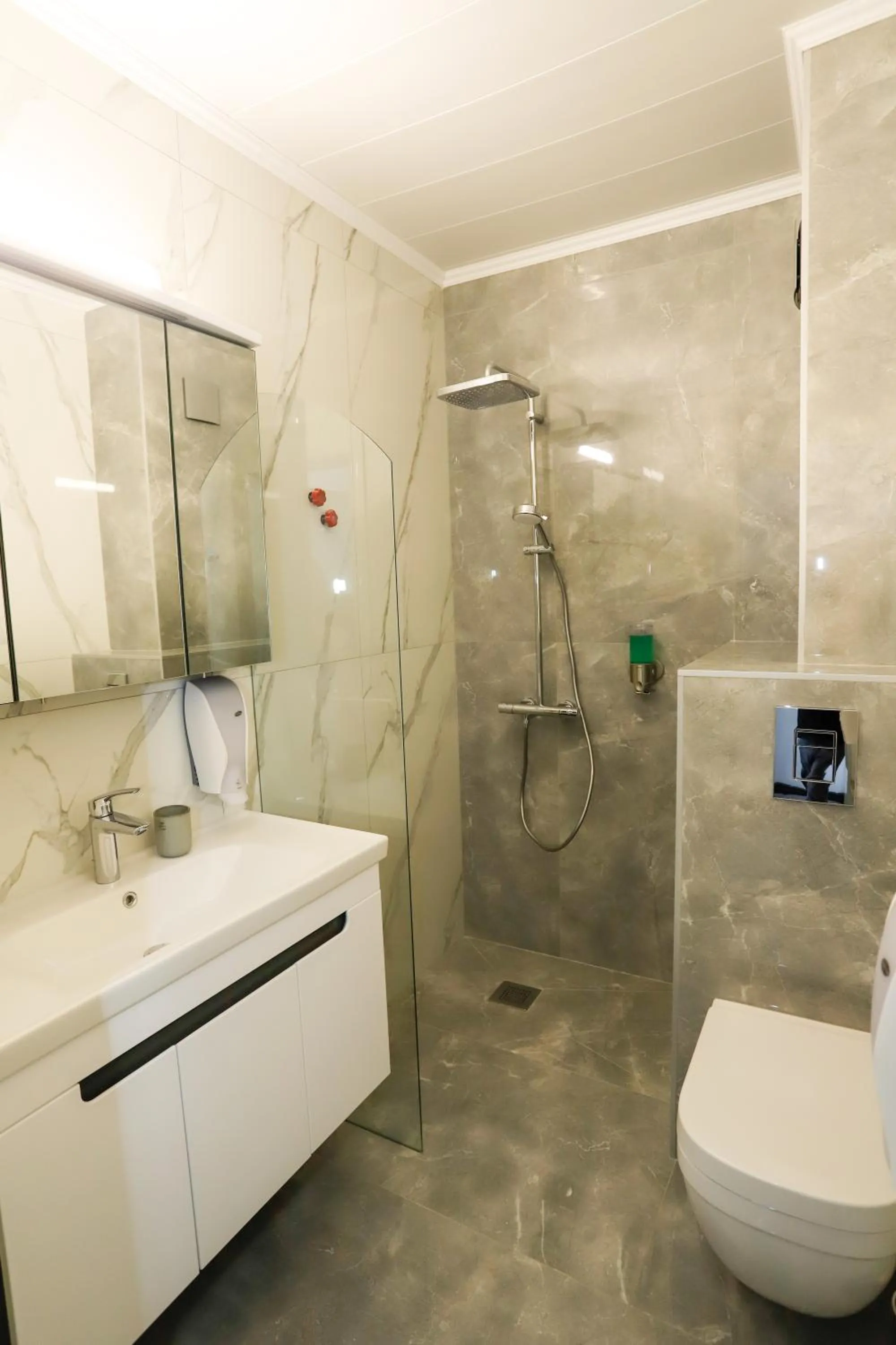 Shower in Glavatarski Han