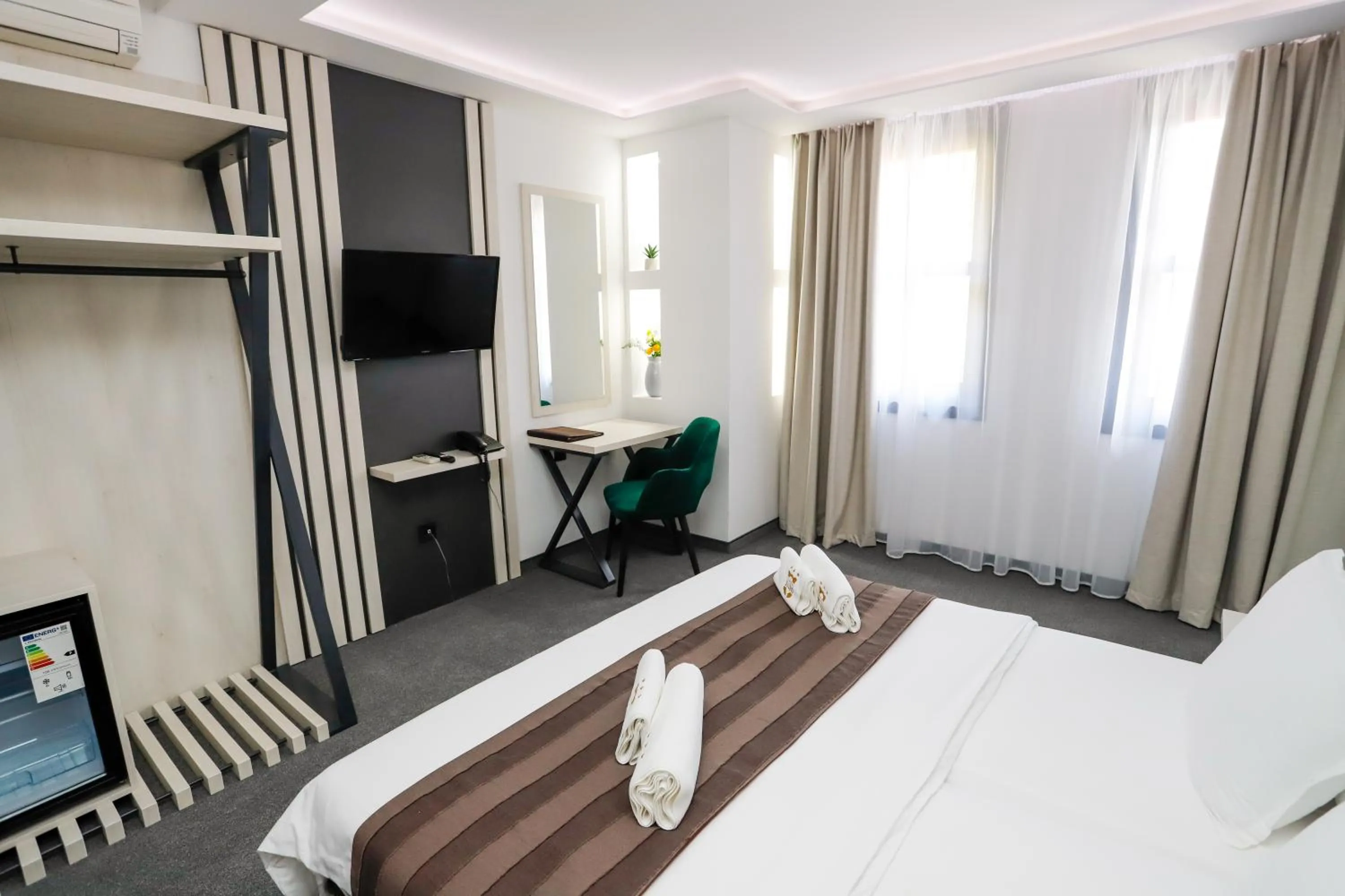 Communal lounge/ TV room, Bed in Glavatarski Han