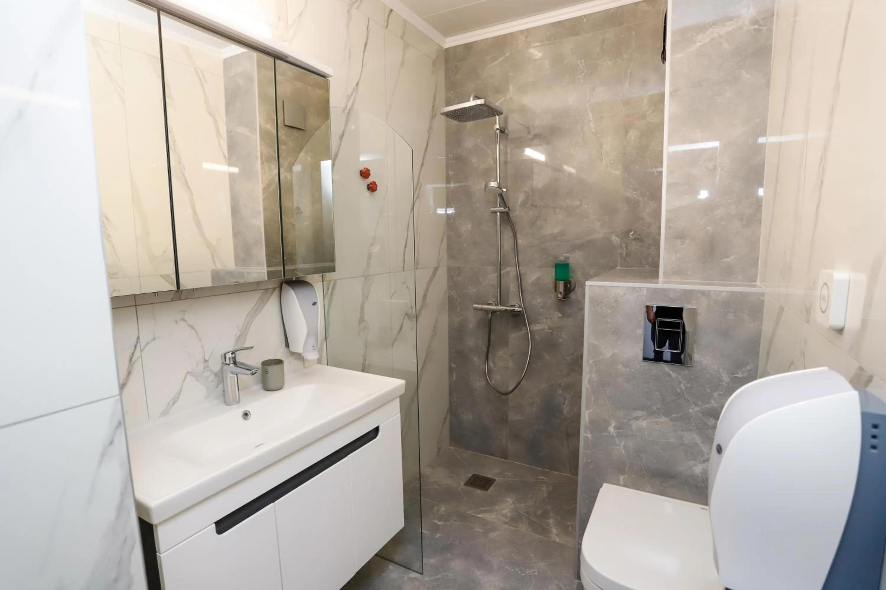 Shower in Glavatarski Han