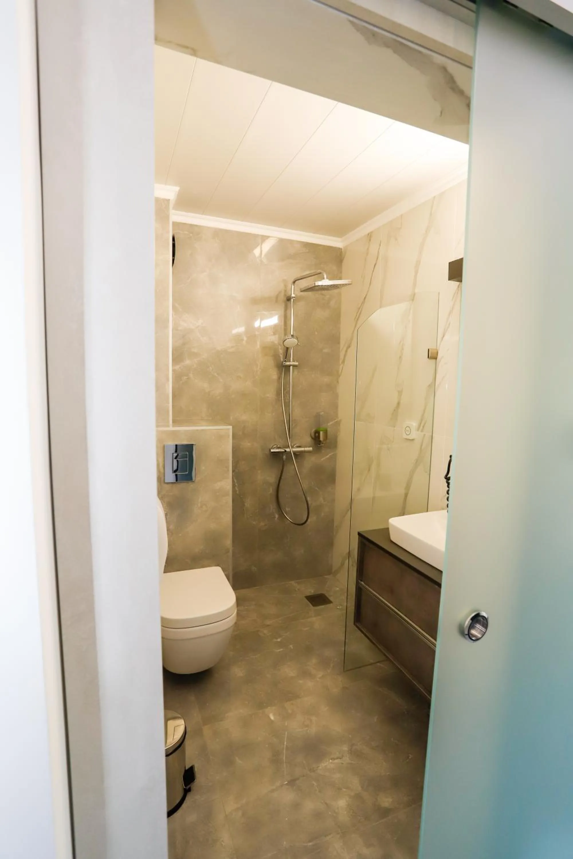 Shower in Glavatarski Han