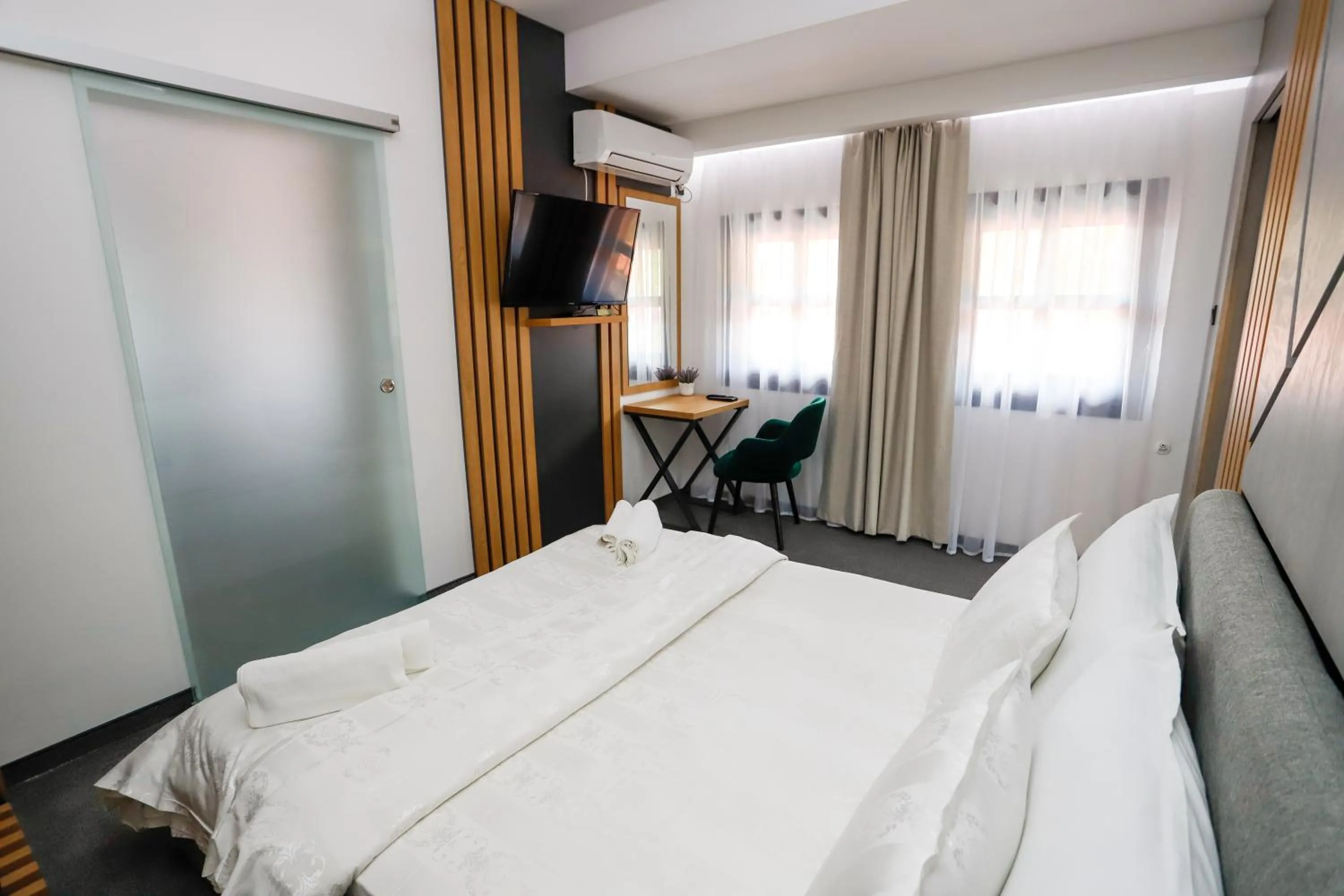 Communal lounge/ TV room, Bed in Glavatarski Han