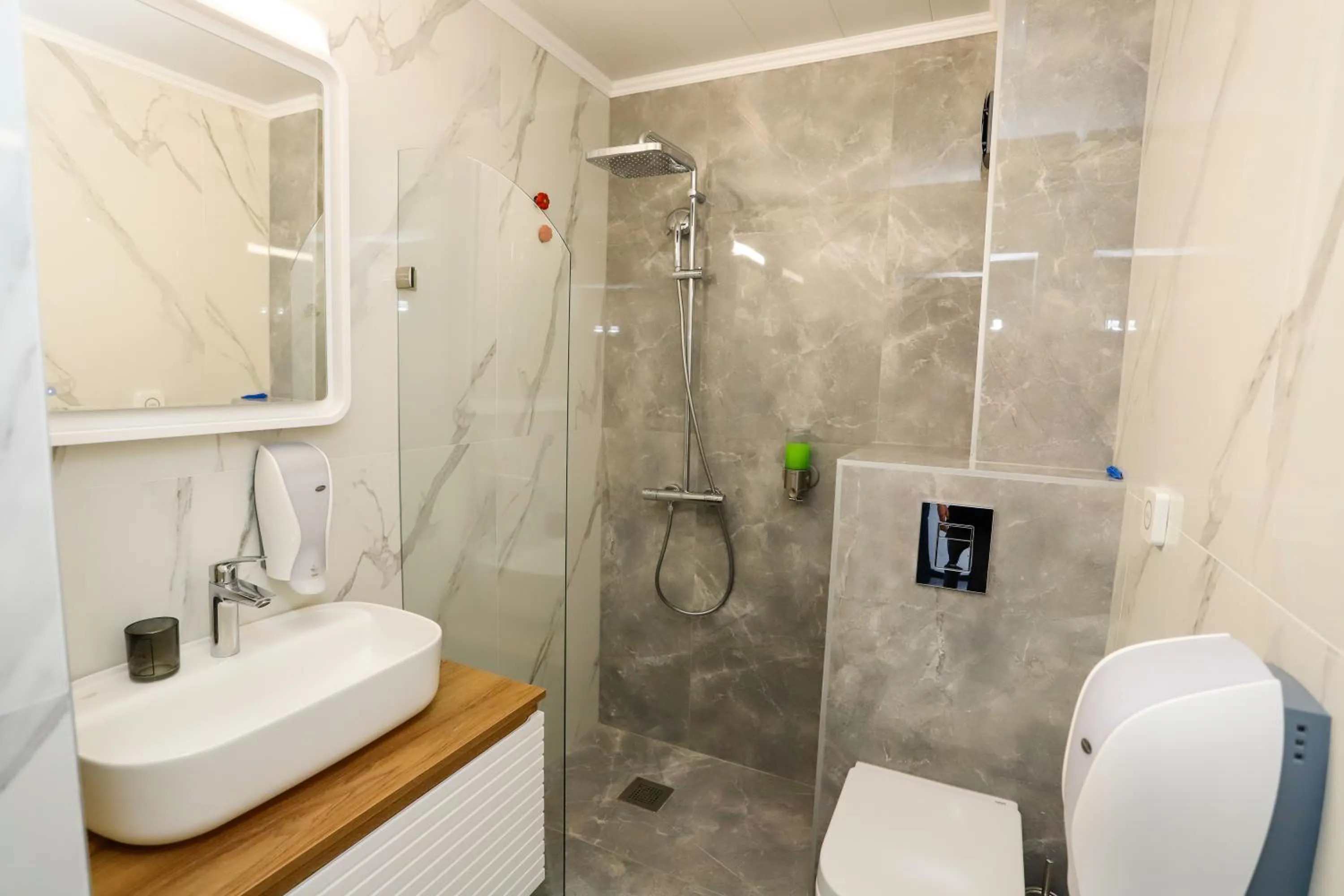 Shower in Glavatarski Han