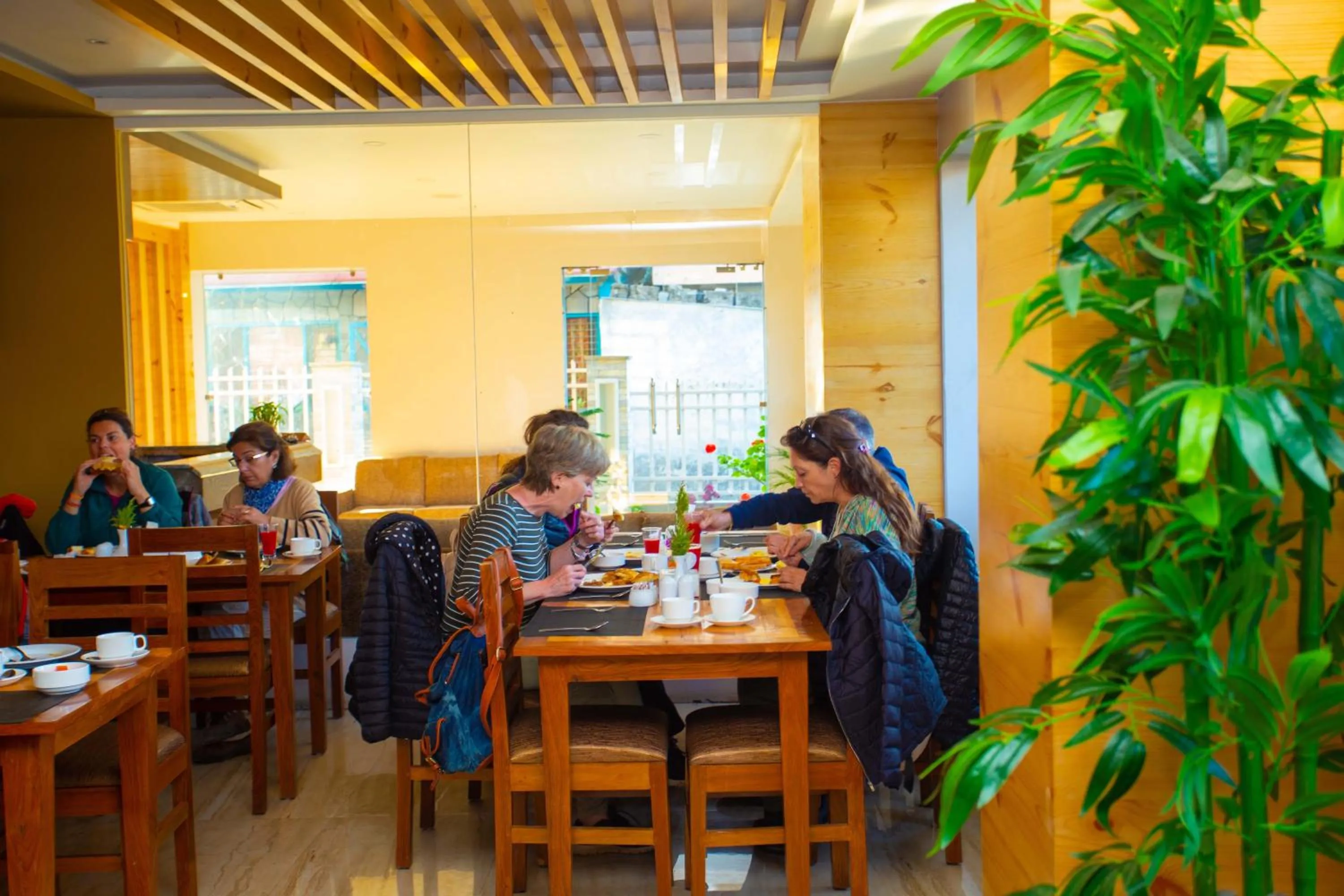 Restaurant/places to eat in Hotel Lake Paradise