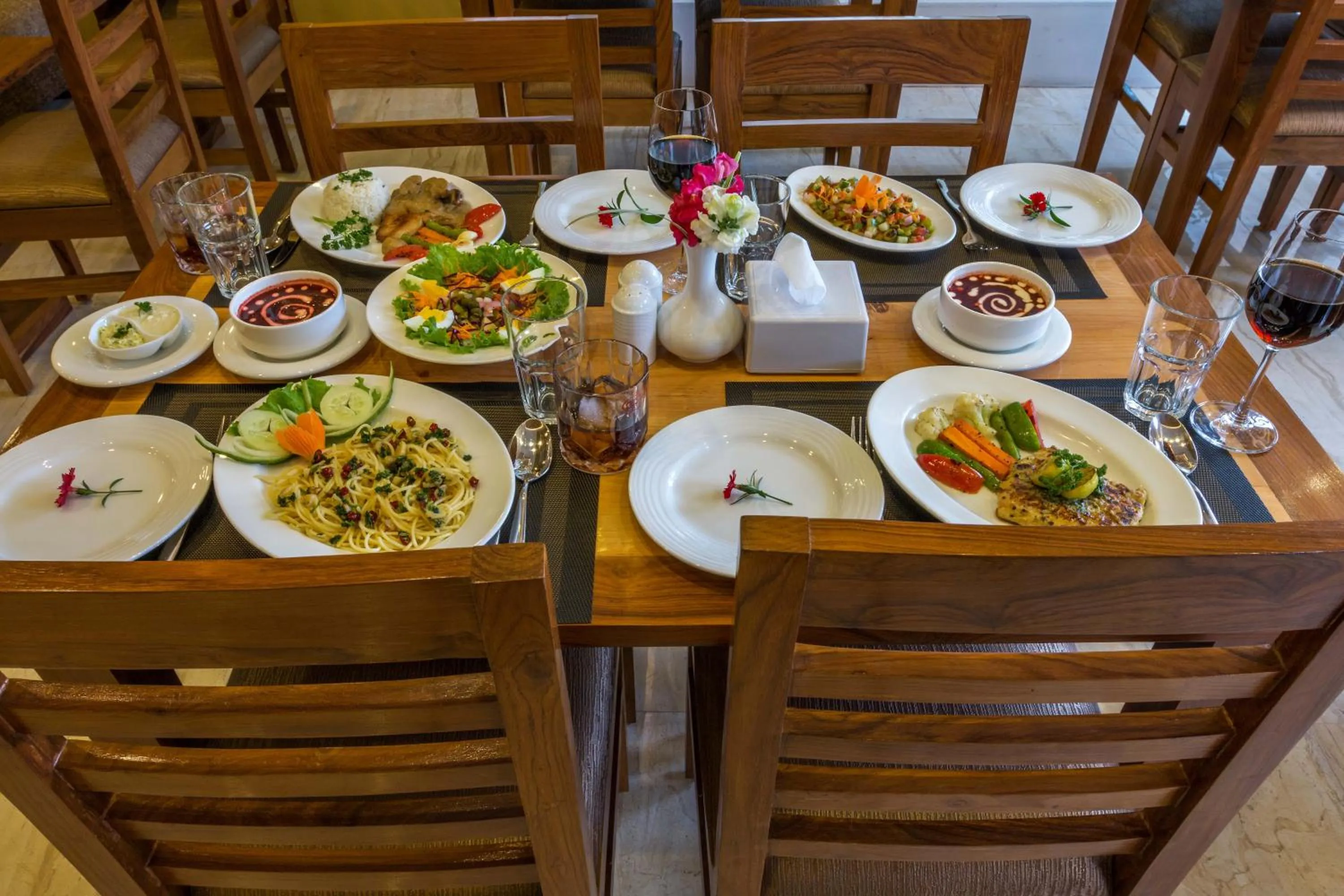 Food and drinks in Hotel Lake Paradise