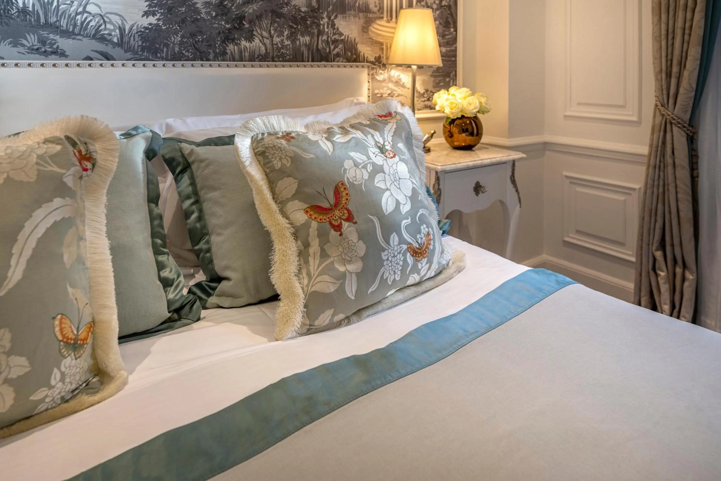 Bed in Hôtel Hermitage Monte-Carlo