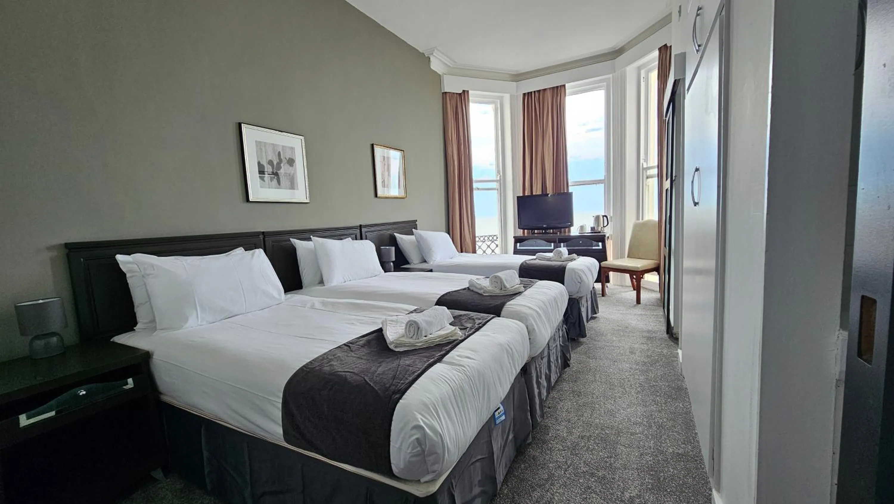 Photo of the whole room, Bed in The Strand Hotel