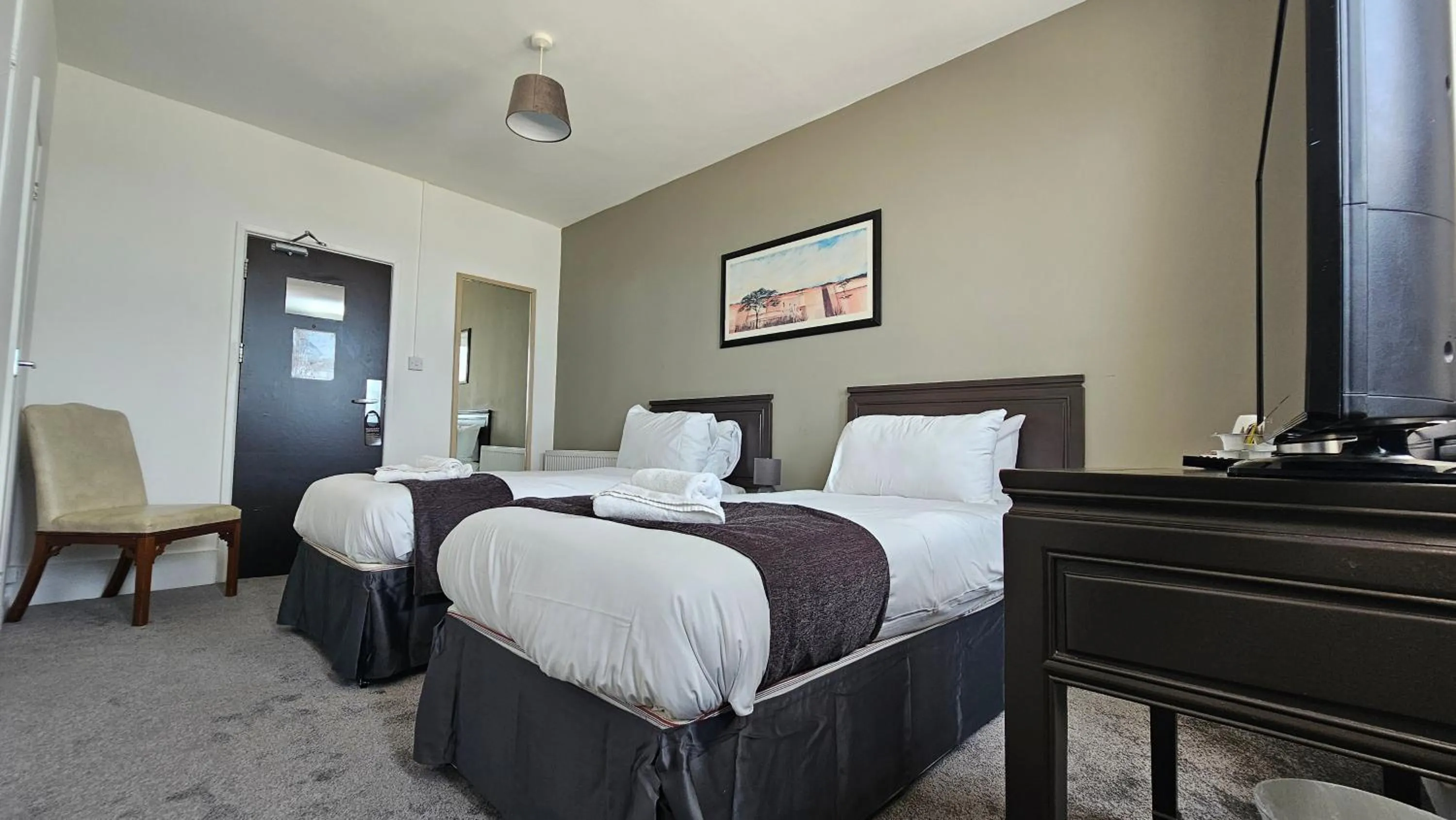 Photo of the whole room, Bed in The Strand Hotel