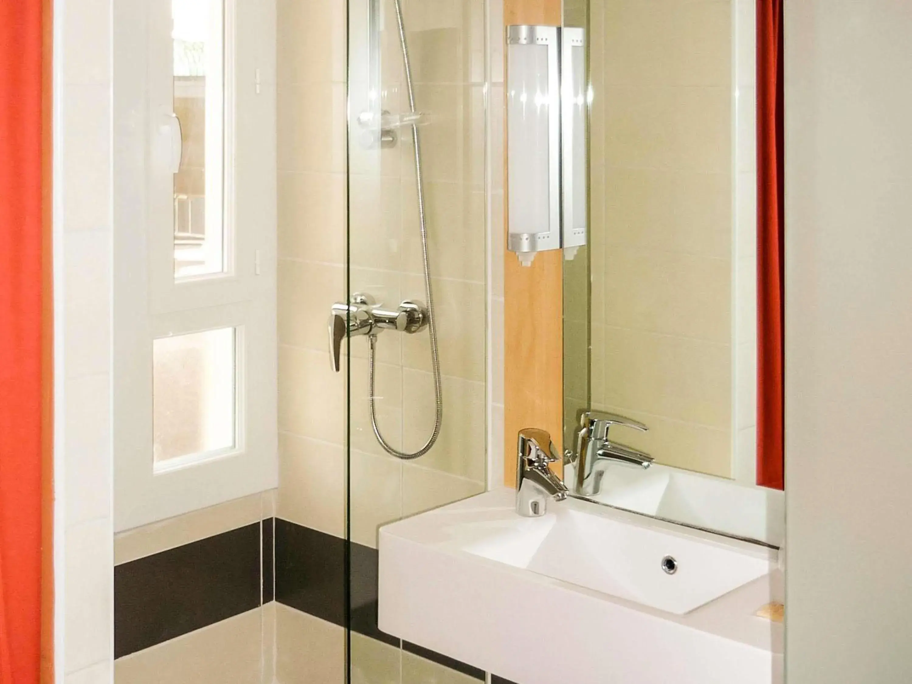 Bedroom in ibis Montpellier Centre Polygone Bedroom in ibis Montpellier Centre Polygone