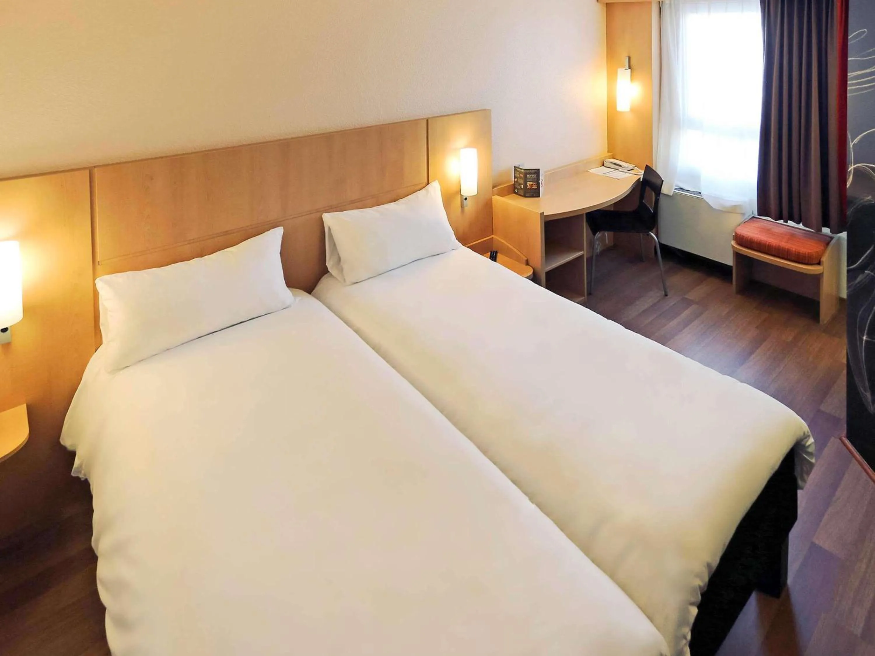 Bedroom, Bed in ibis Montpellier Centre Polygone