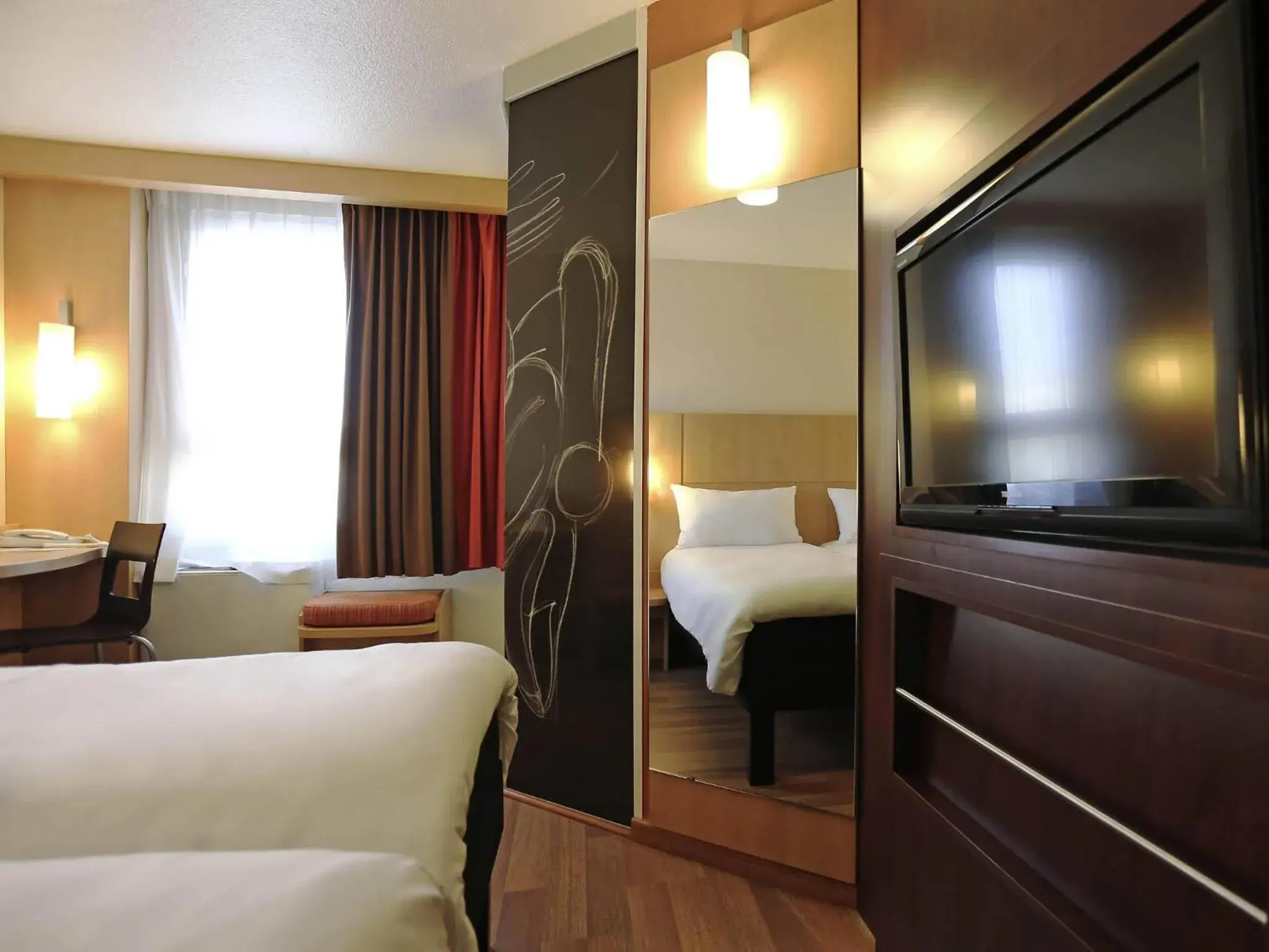 Bedroom, Bed in ibis Montpellier Centre Polygone Bedroom, Bed in ibis Montpellier Centre Polygone