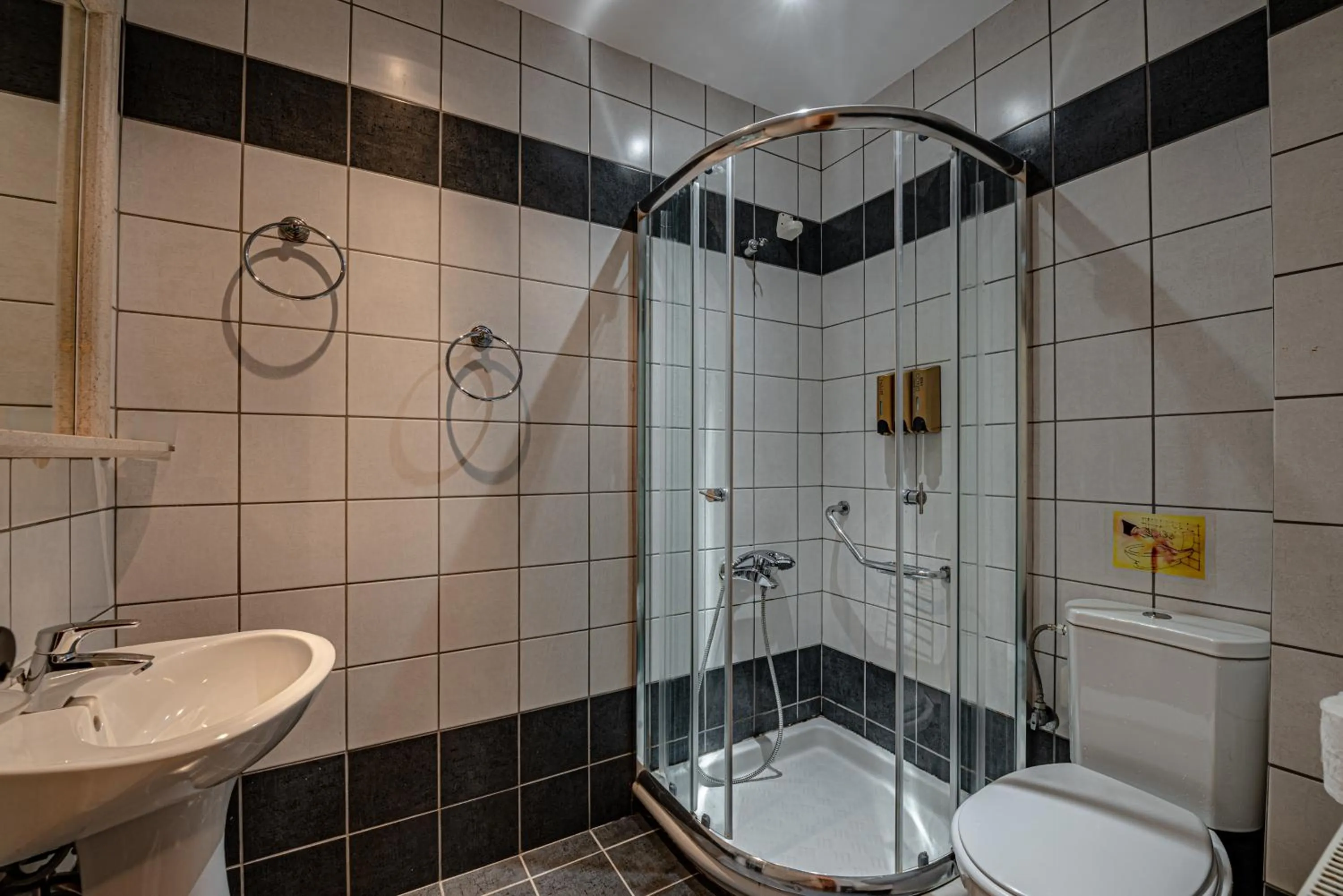 Bathroom in Xenonas Kypseli