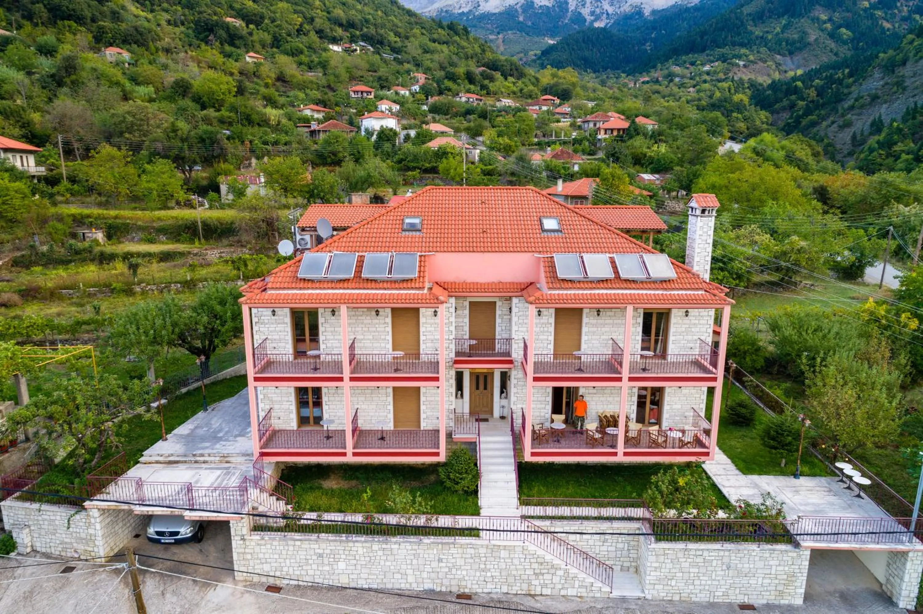 Property building in Xenonas Kypseli