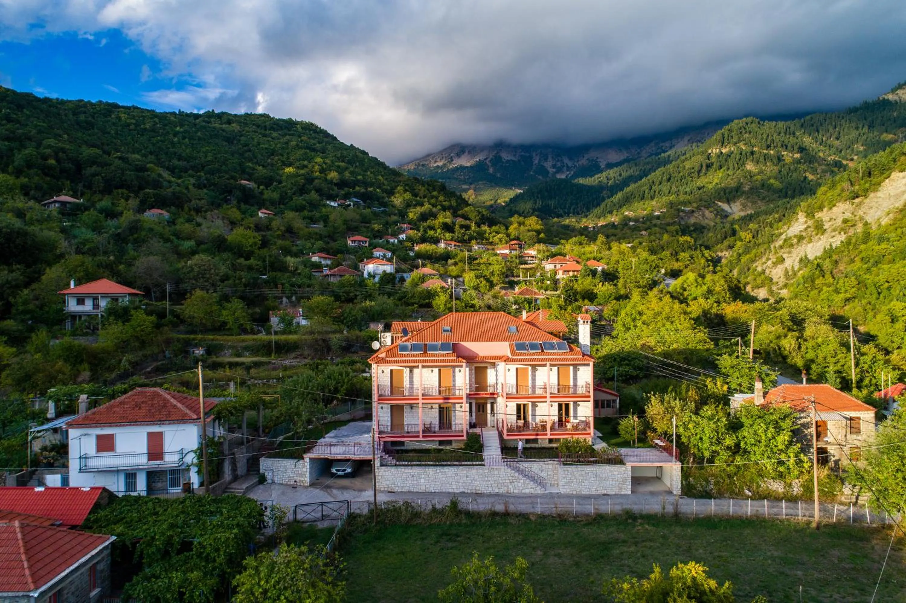 Property building in Xenonas Kypseli