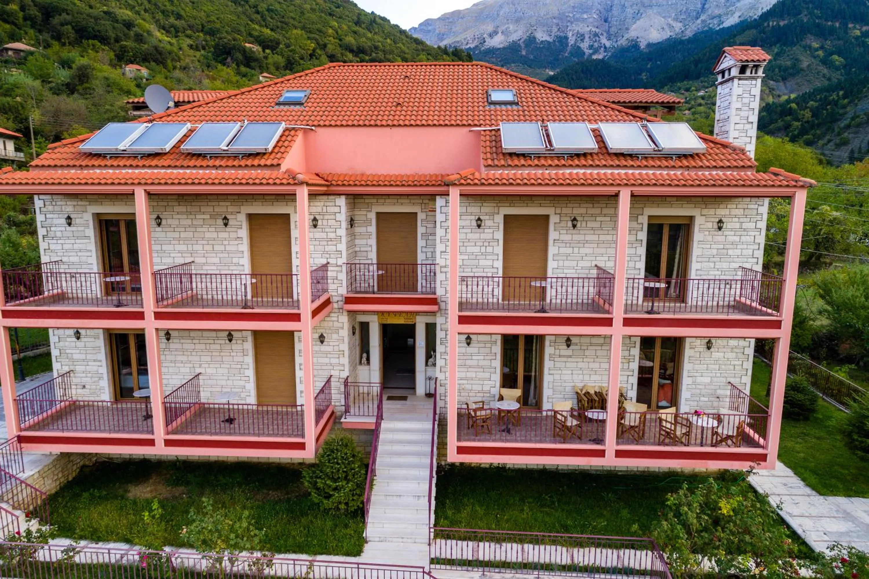 Property building in Xenonas Kypseli